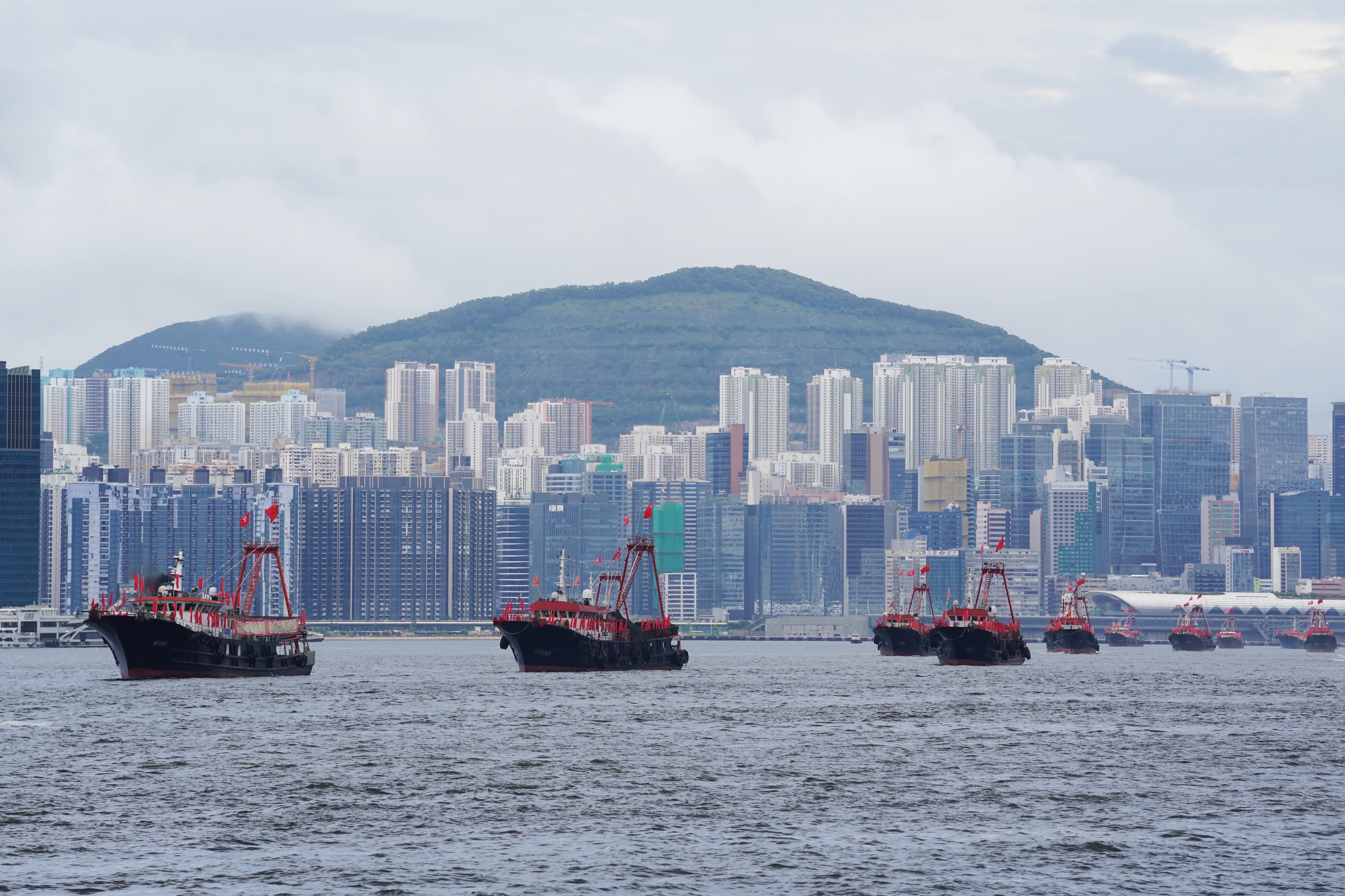 7月1日，漁船在香港維多利亞港巡遊。（新華社）