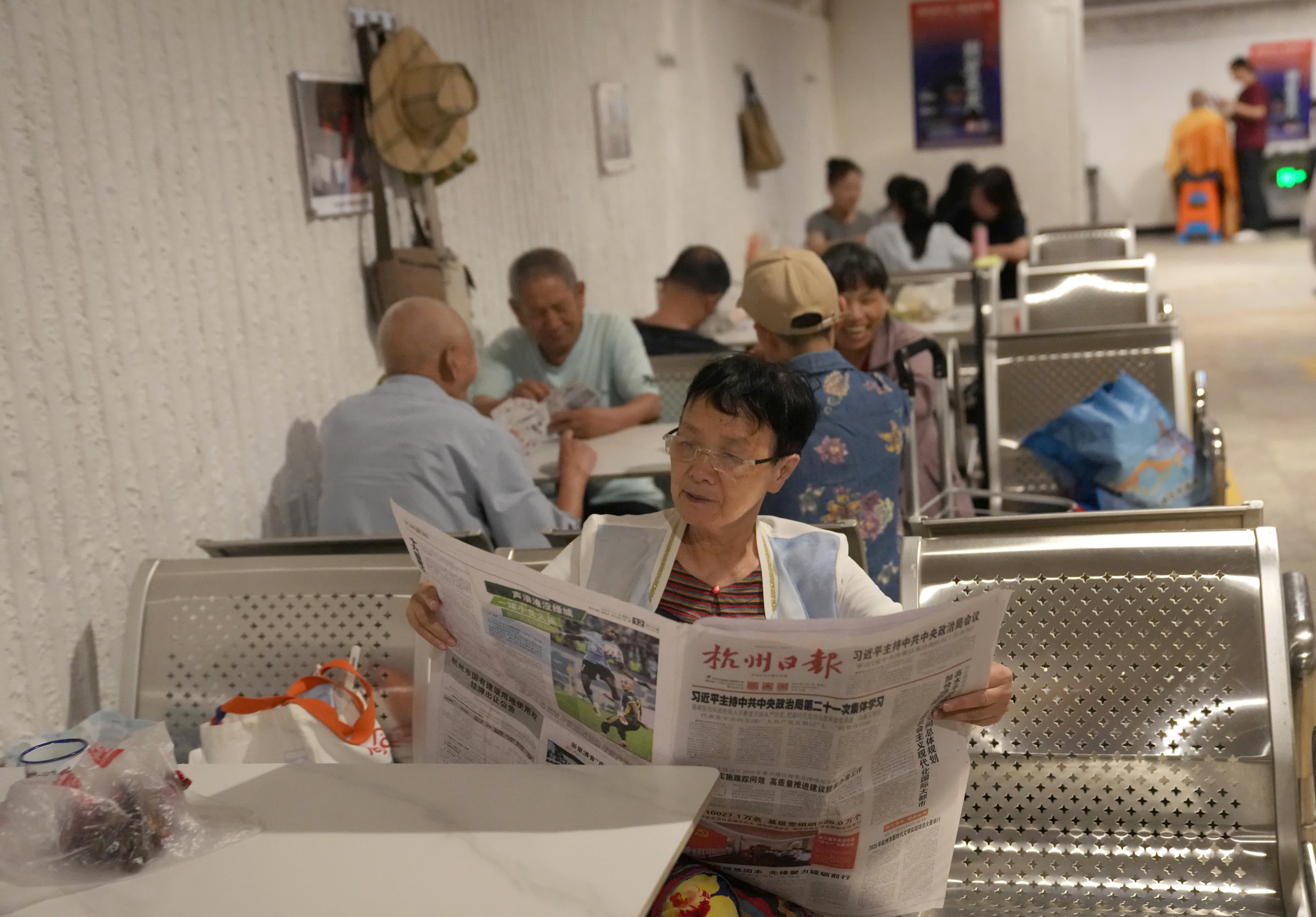 7月1日，杭州市民在四牌樓納涼點避暑納涼。（新華社）