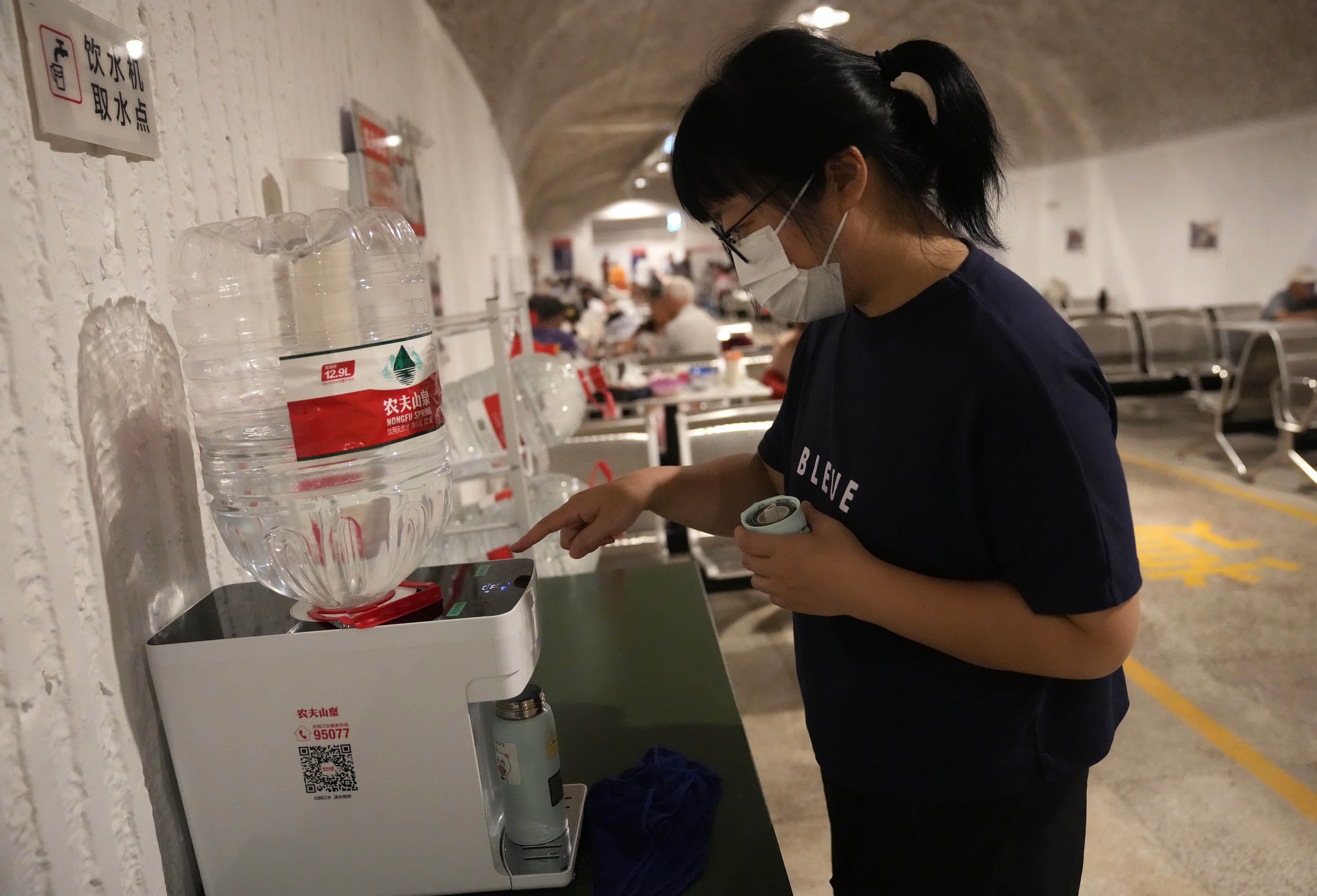 7月1日，杭州市民在四牌樓納涼點飲水機前取水。（新華社）