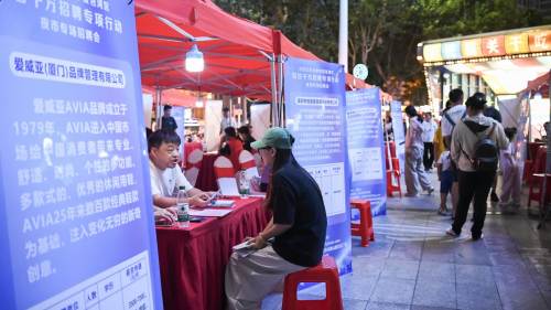 逛夜市找工作！夜市招聘會在安徽合肥火熱開展