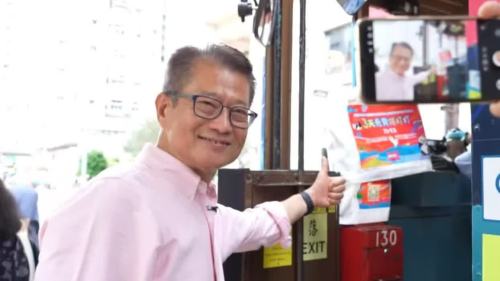 慶回歸│陳茂波登電車與乘客寒暄 共慶七一