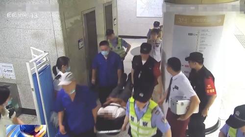 武漢一乘客在地鐵車廂內暈厥　多方接力上演「生死急救」