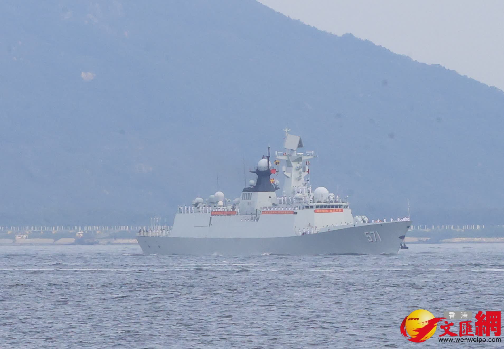 山東艦航母編隊訪港（西區海旁）（香港文匯報記者萬霜靈 攝）