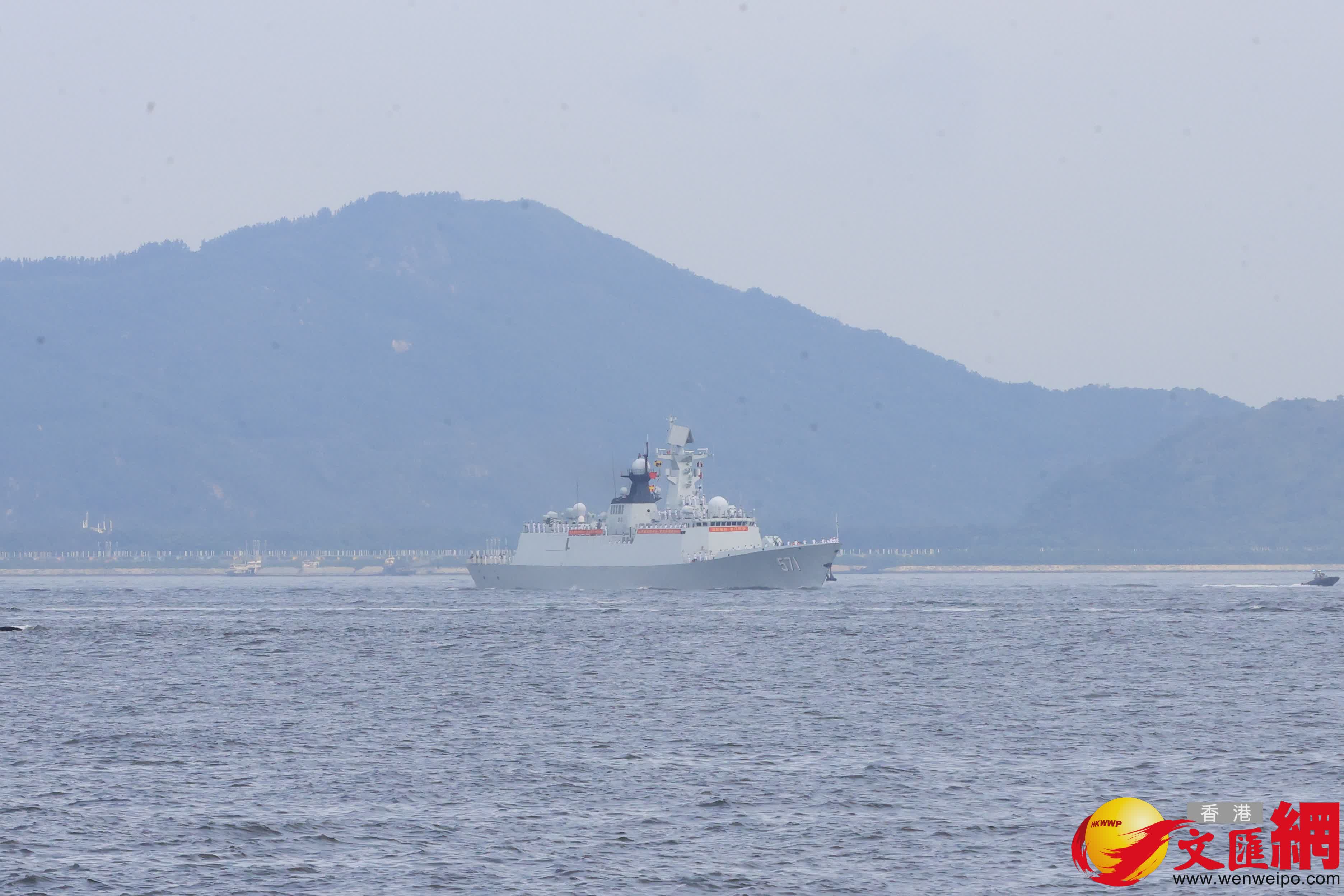 山東艦航母編隊訪港（西區海旁）（香港文匯報記者萬霜靈 攝）