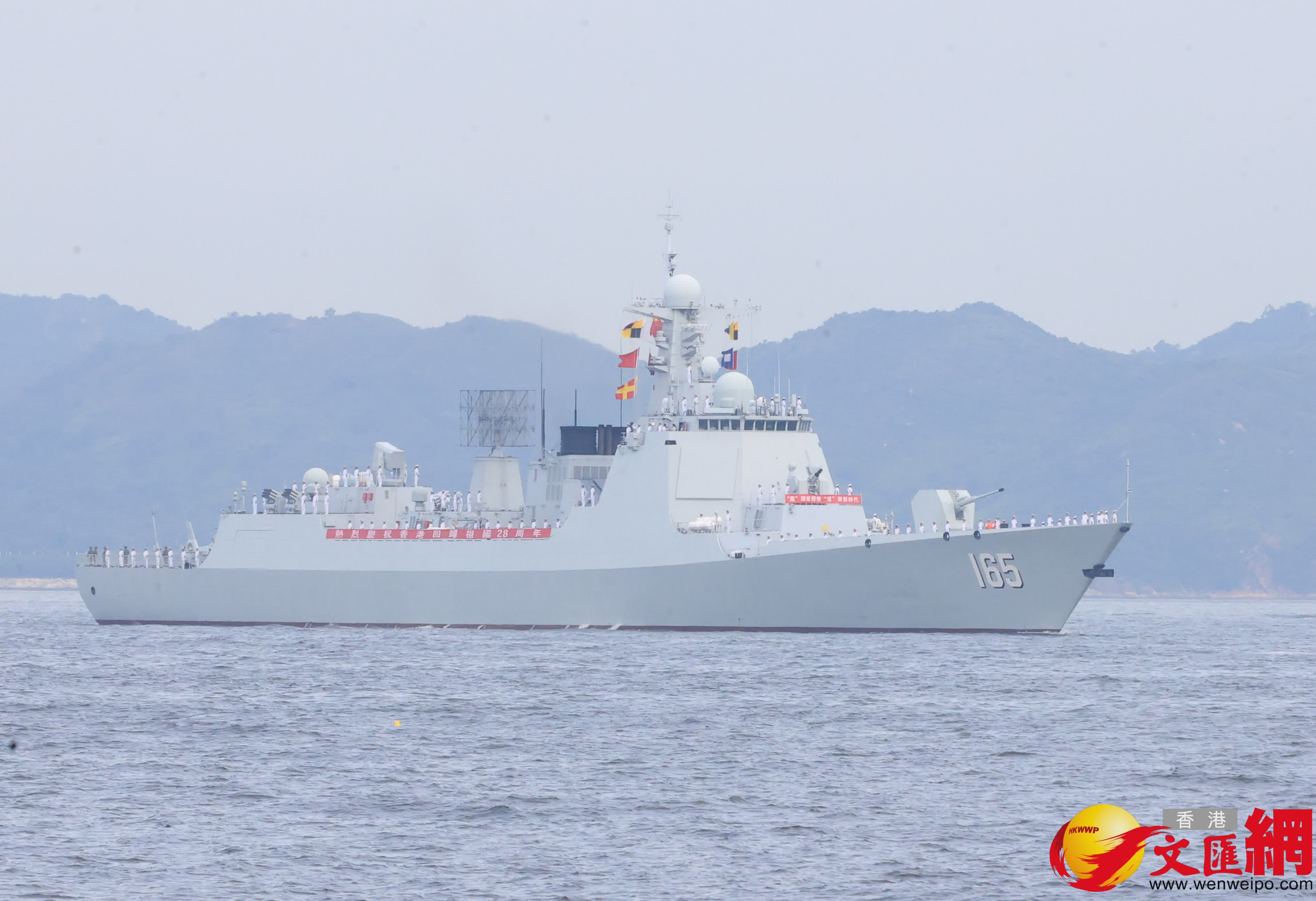山東艦航母編隊訪港（西區海旁）（香港文匯報記者萬霜靈 攝）