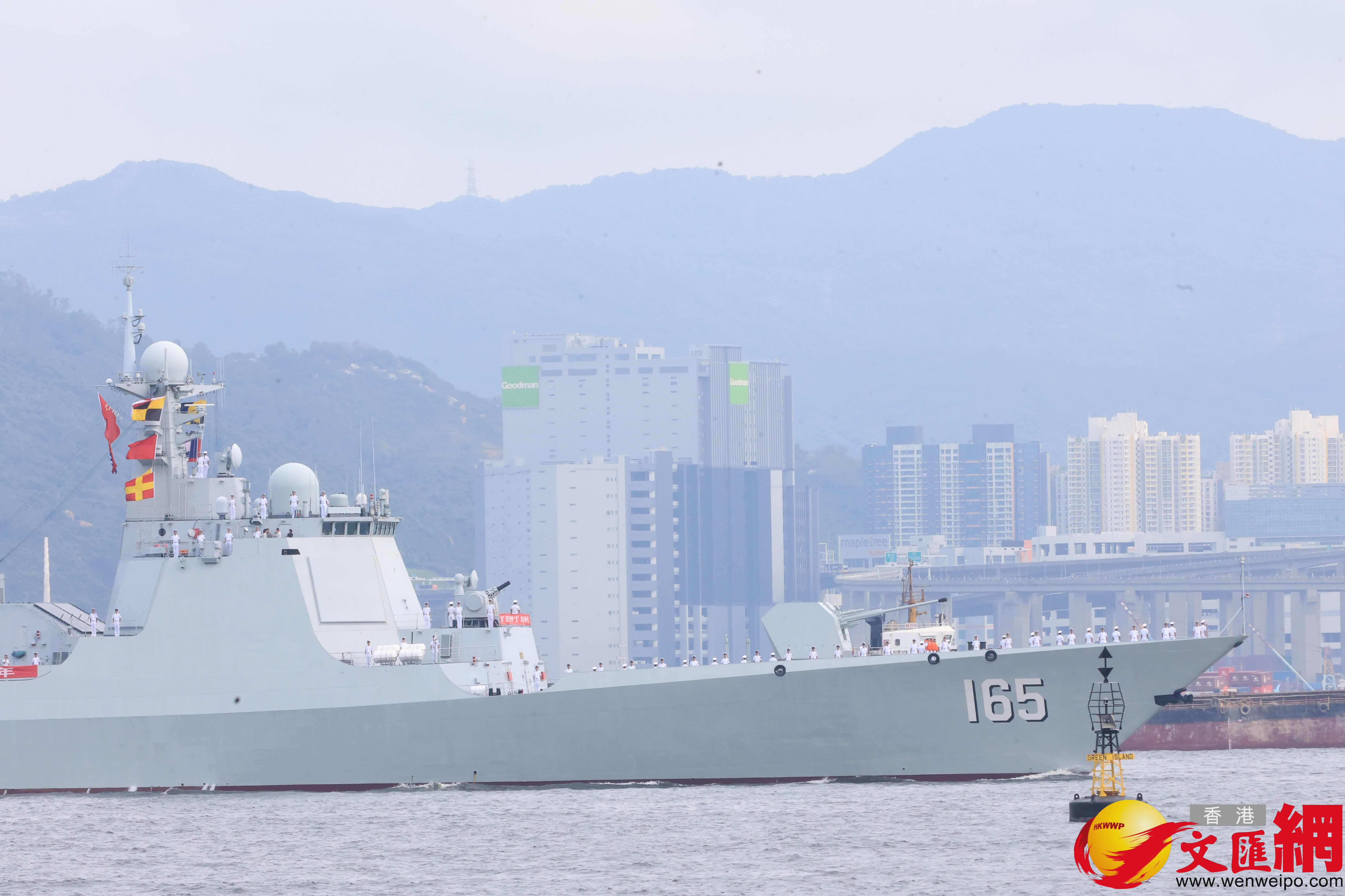 山東艦航母編隊訪港（西區海旁）（香港文匯報記者萬霜靈 攝）
