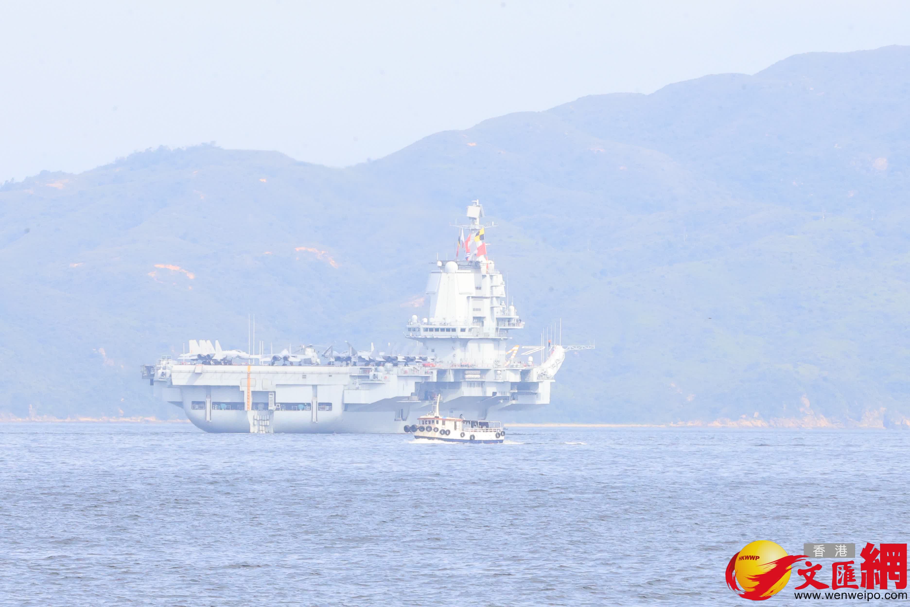 山東艦航母編隊訪港（西區海旁）（香港文匯報記者萬霜靈 攝）
