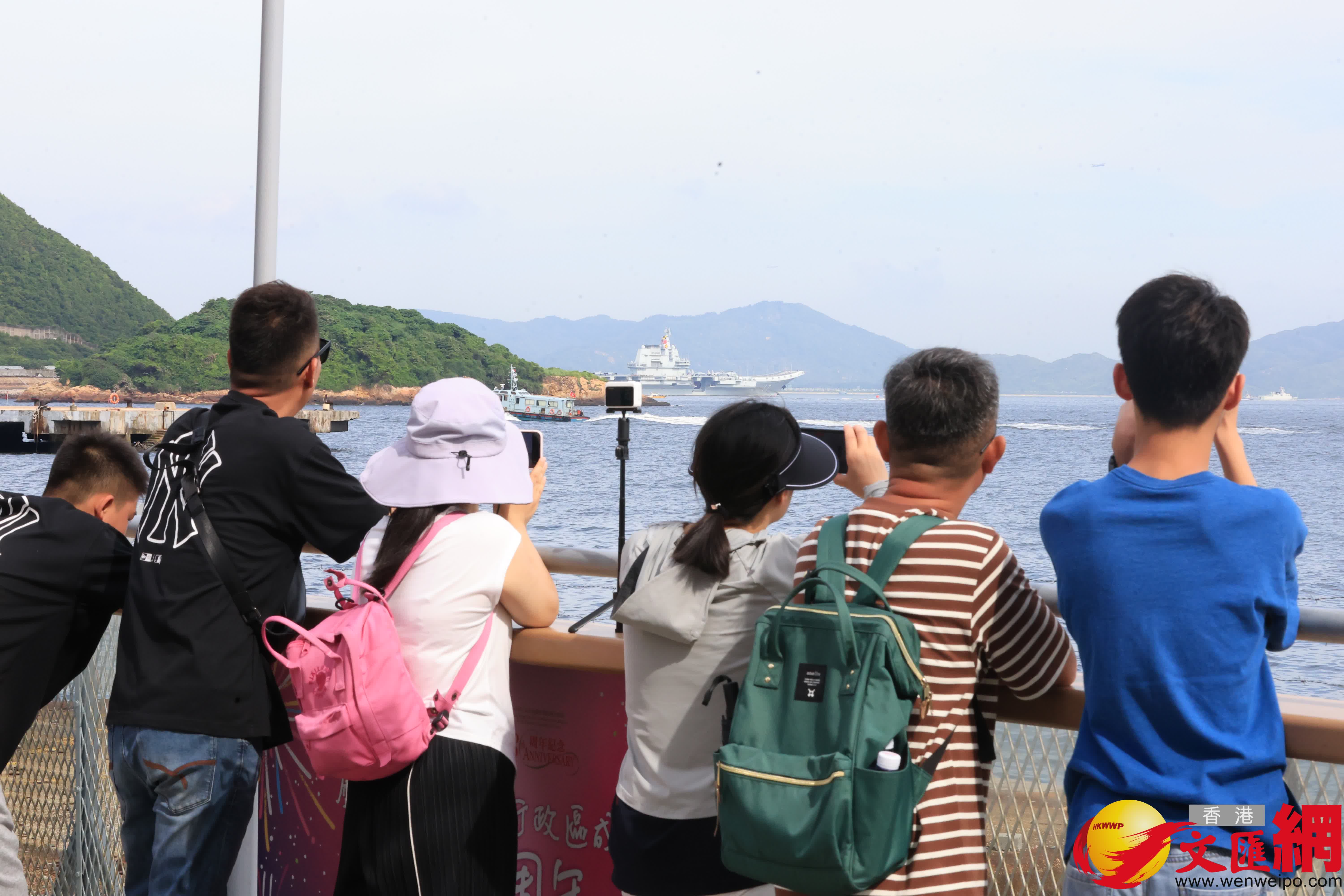 山東艦航母編隊訪港（西區海旁）（香港文匯報記者萬霜靈 攝）
