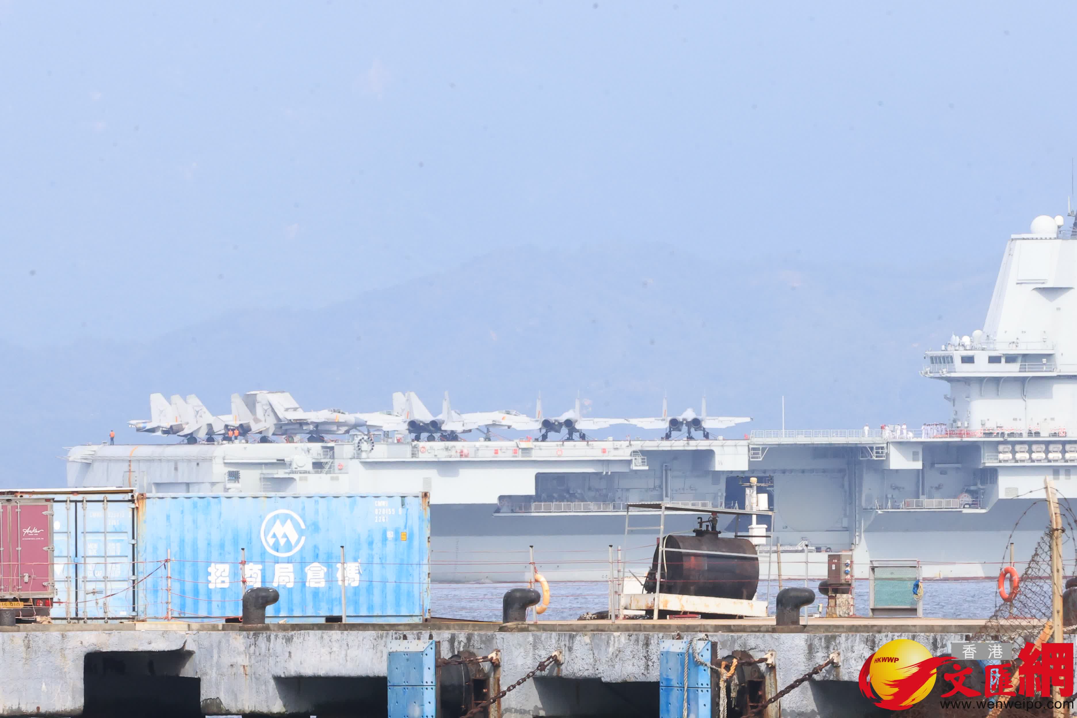 山東艦航母編隊訪港（西區海旁）（香港文匯報記者萬霜靈 攝）