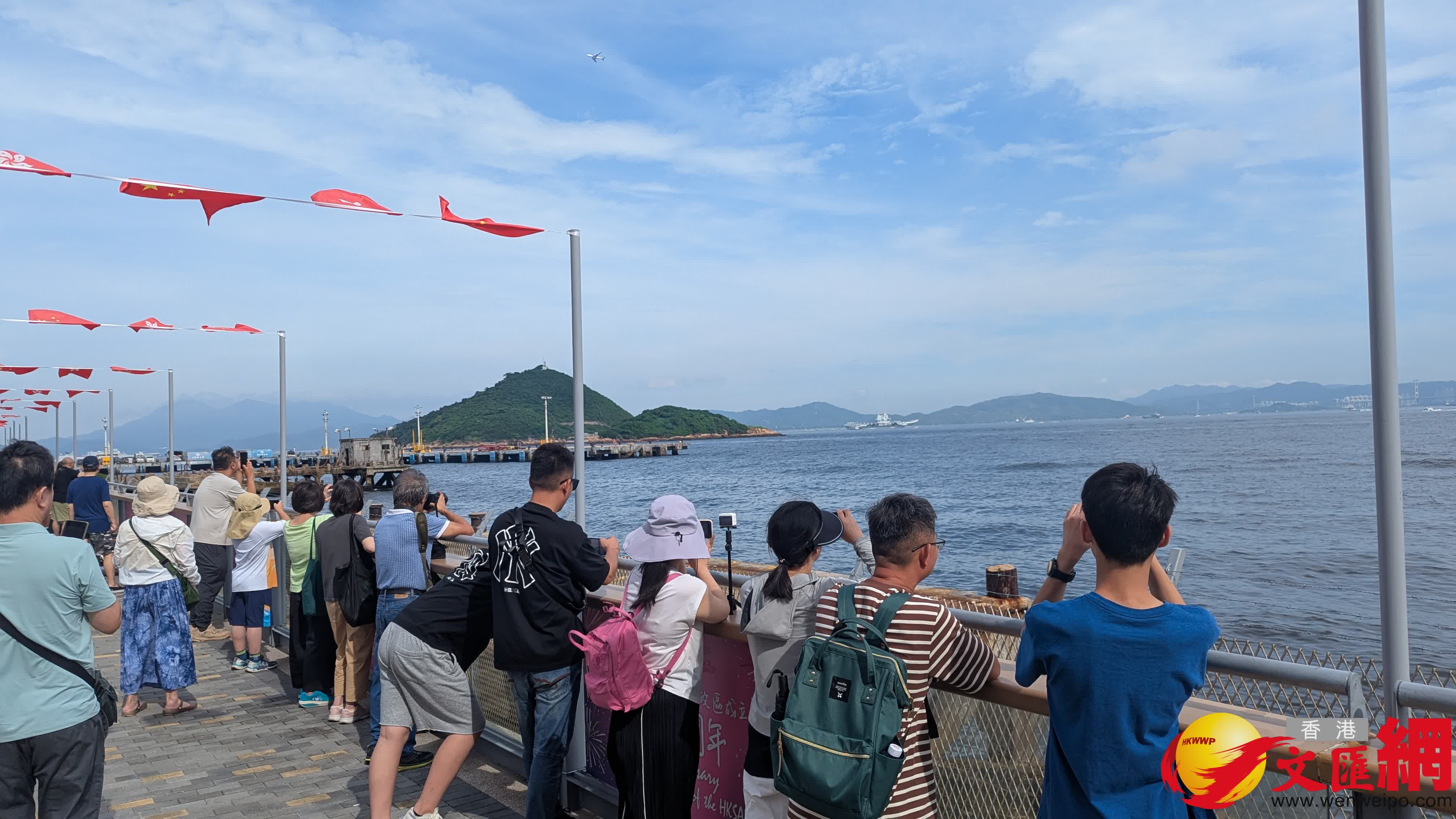 山東艦航母編隊訪港（西區海旁）（香港文匯報記者萬霜靈 攝）