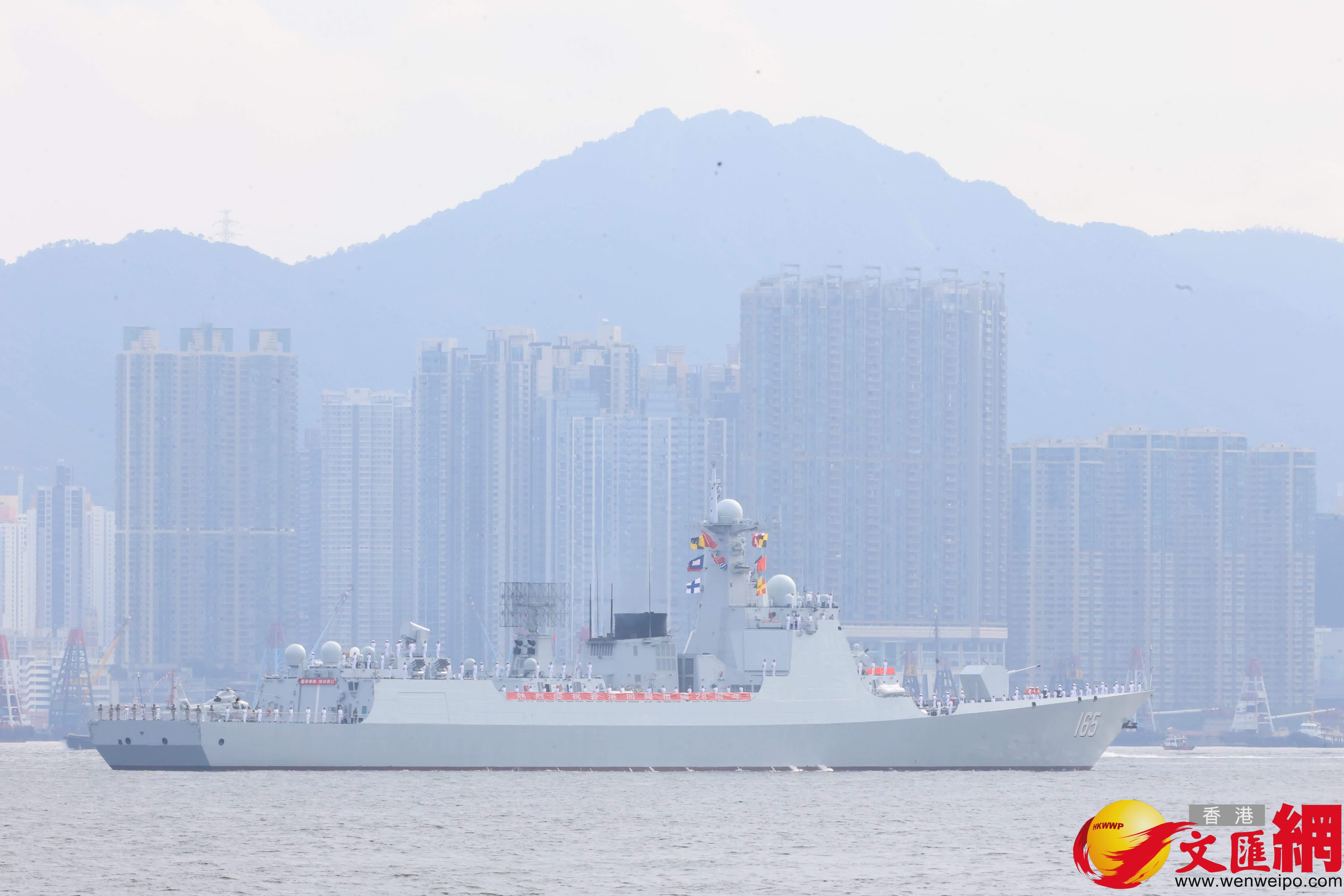 山東艦航母編隊訪港（西區海旁）（香港文匯報記者萬霜靈 攝）