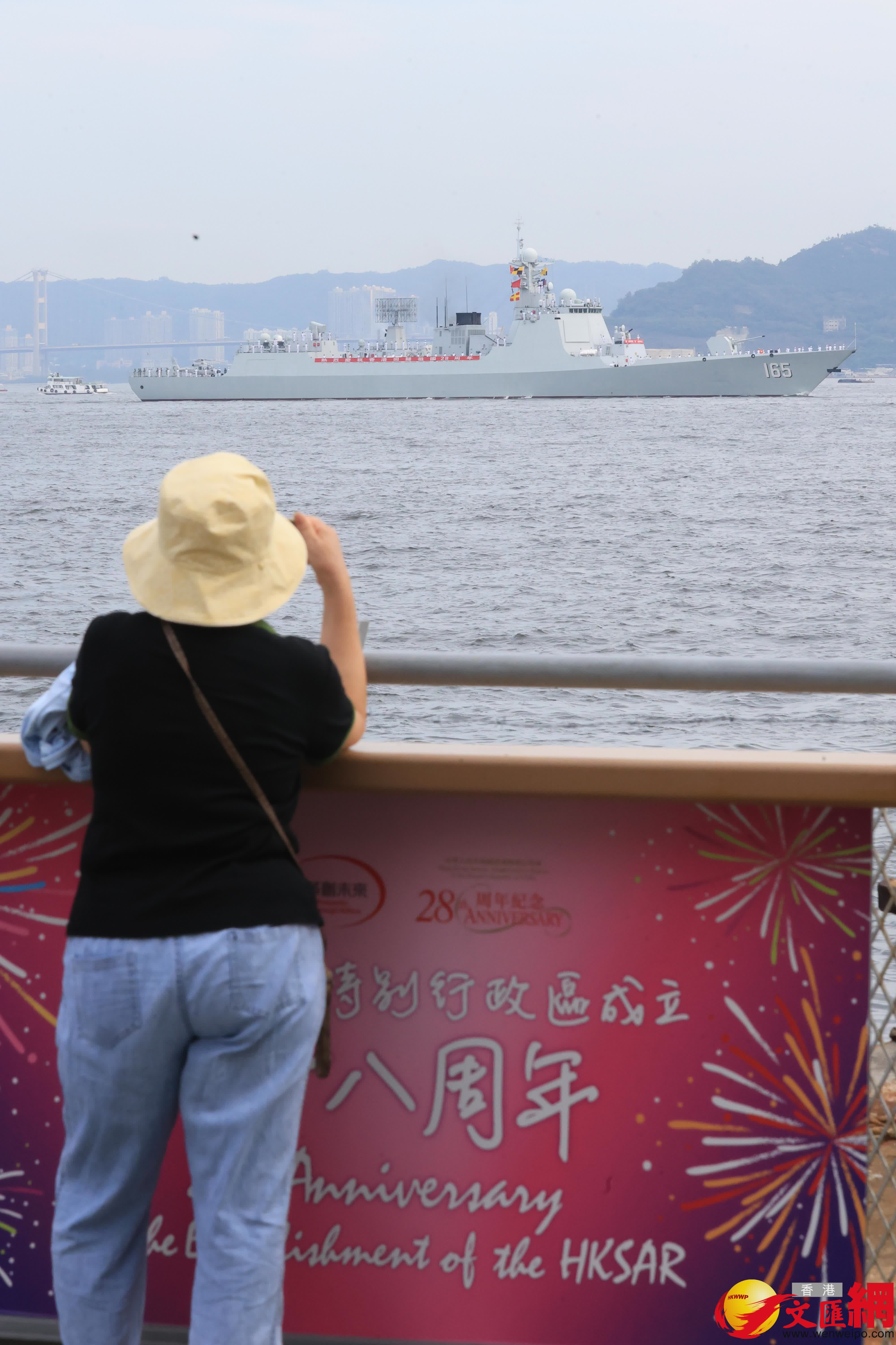 山東艦航母編隊訪港（西區海旁）（香港文匯報記者萬霜靈 攝）