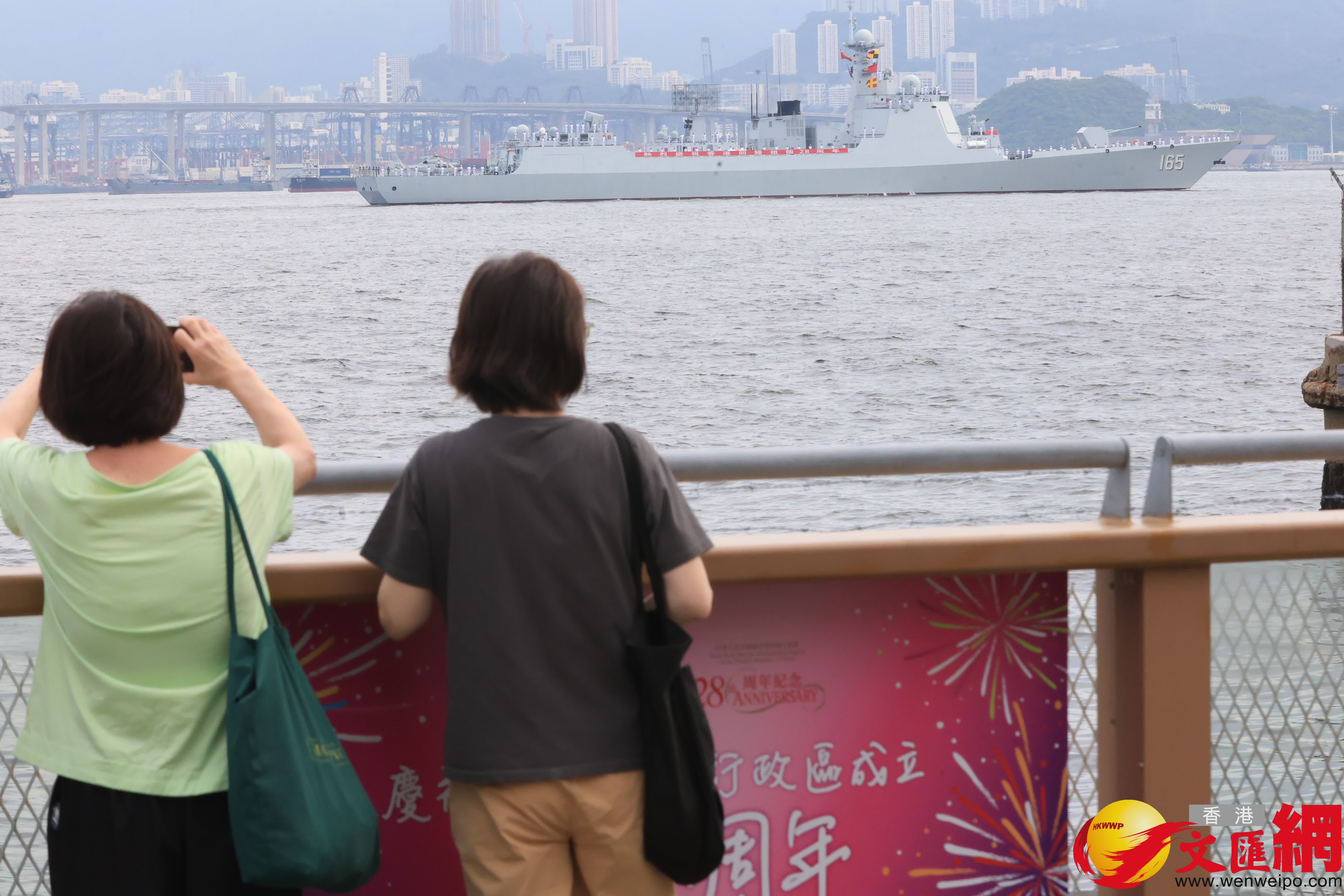 山東艦航母編隊訪港（西區海旁）（香港文匯報記者萬霜靈 攝）