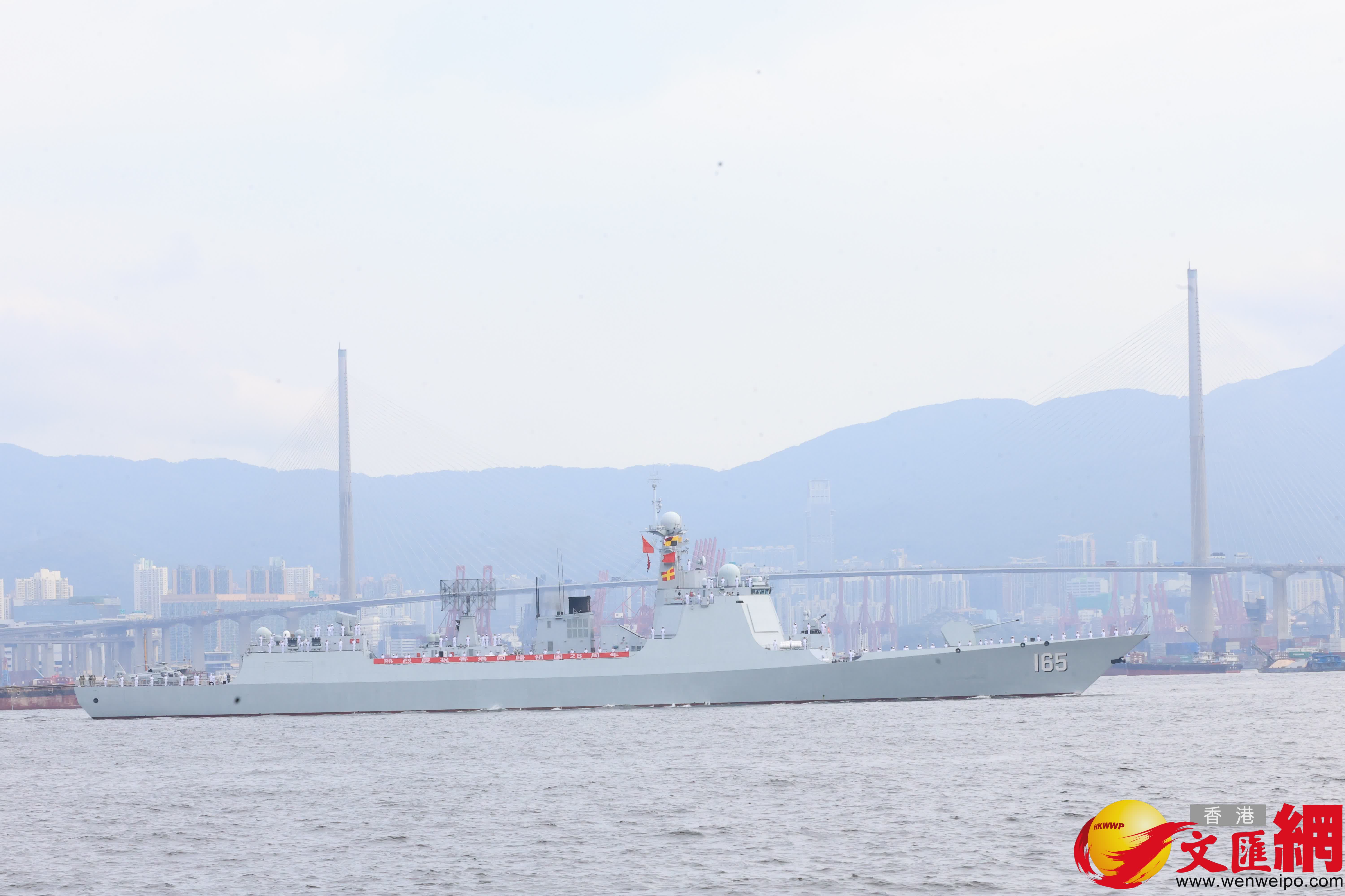 山東艦航母編隊訪港（西區海旁）（香港文匯報記者萬霜靈 攝）