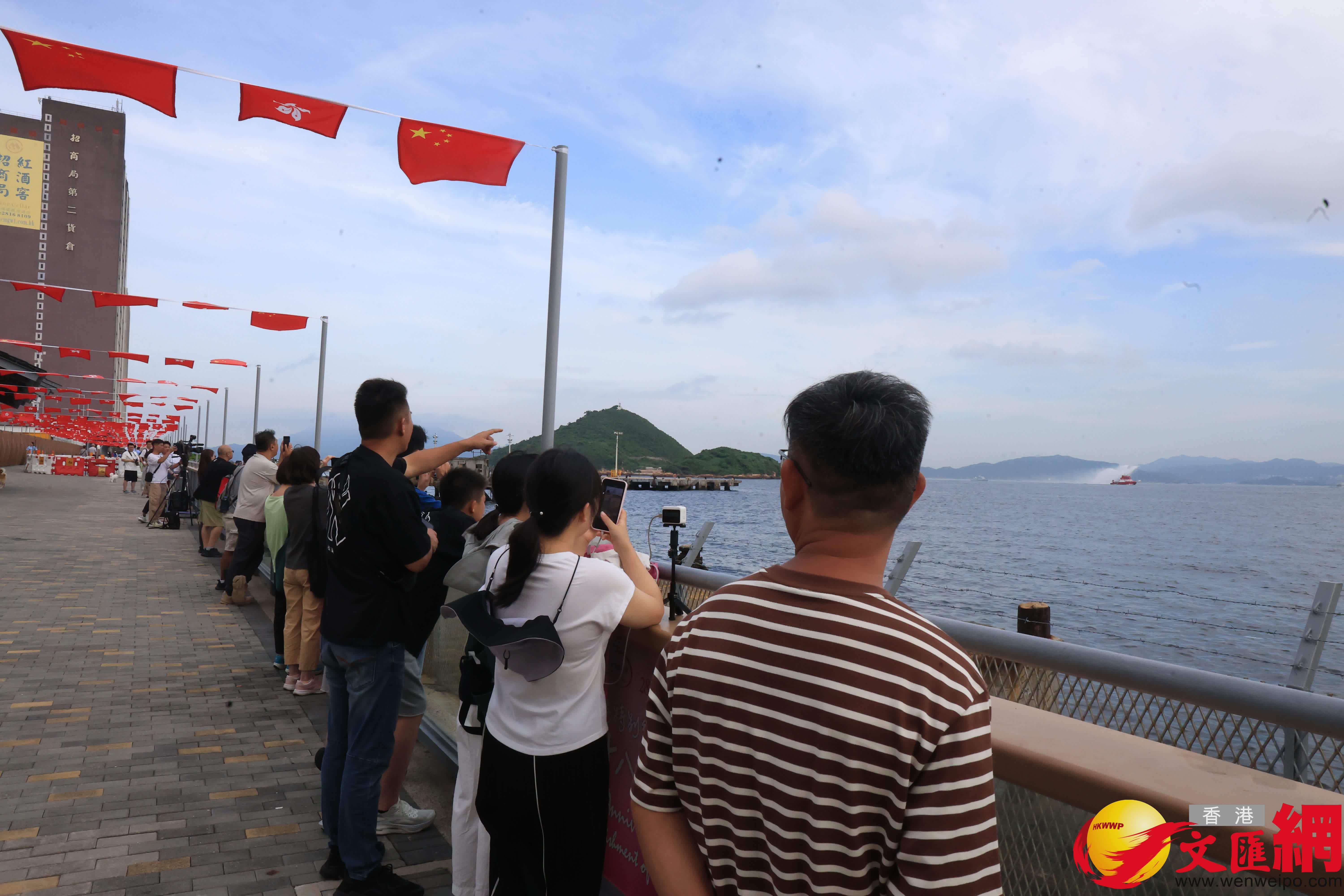 山東艦航母編隊訪港（西區海旁）（香港文匯報記者萬霜靈 攝）