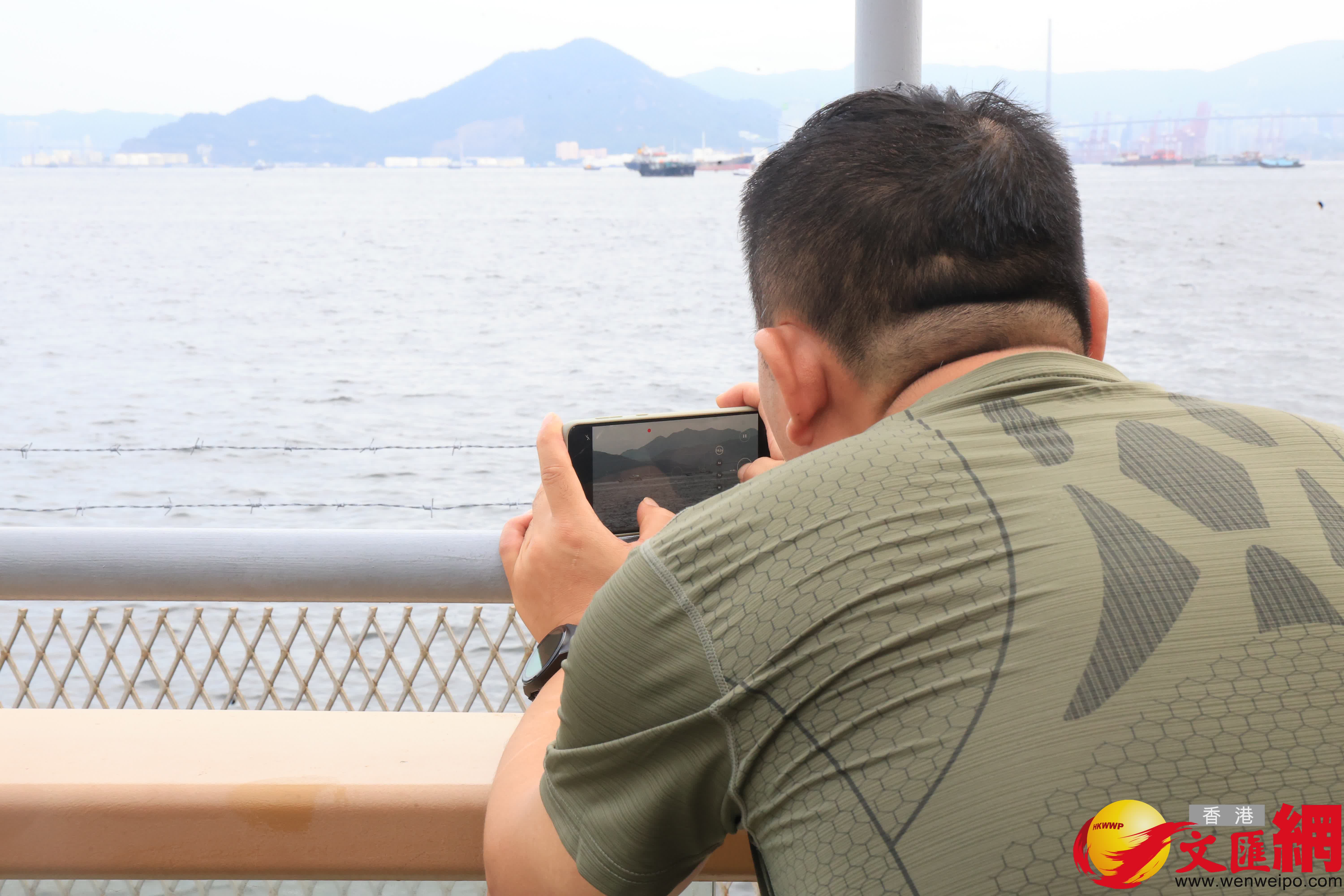 山東艦航母編隊訪港（西區海旁）（香港文匯報記者萬霜靈 攝）
