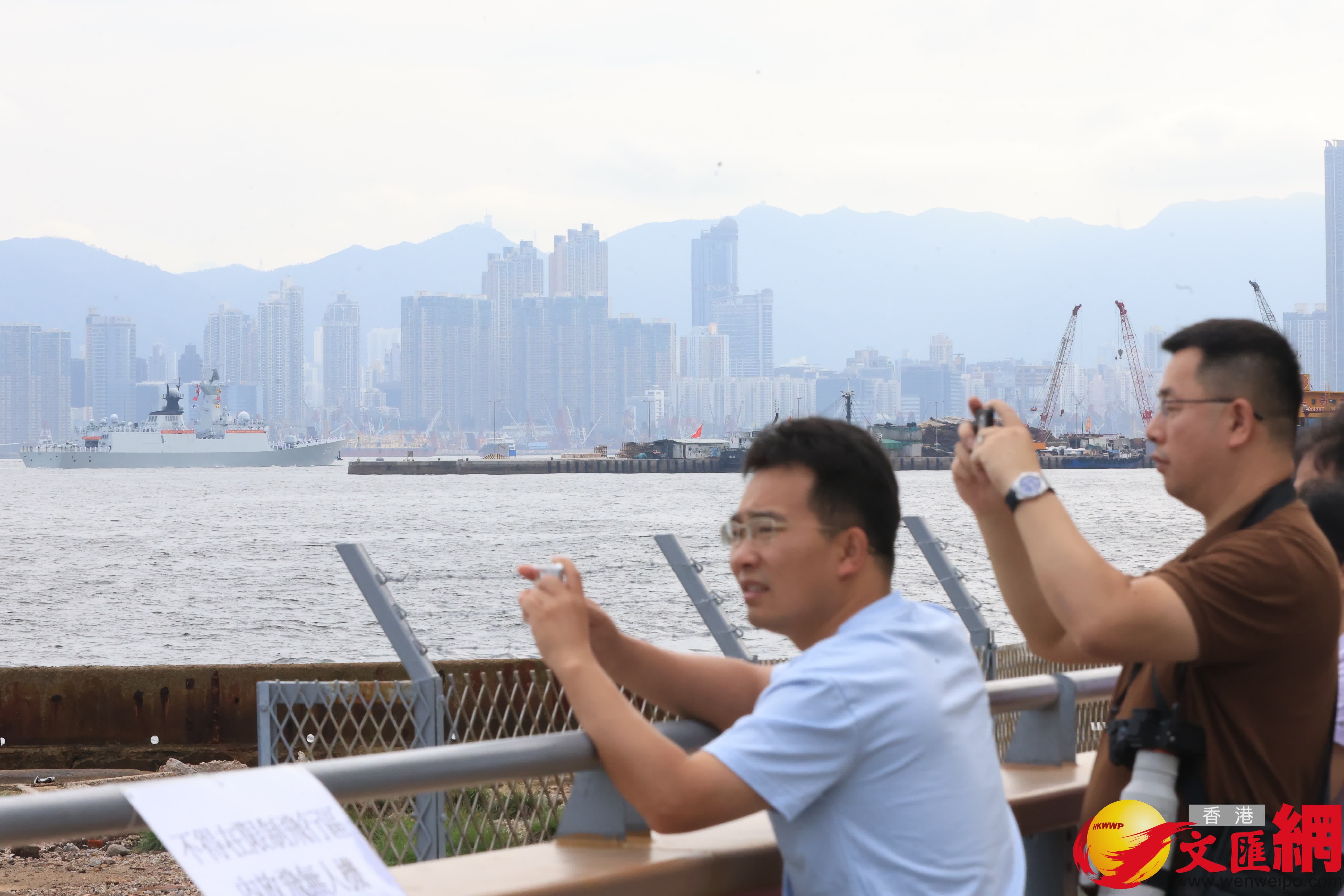 山東艦航母編隊訪港。（香港文匯報記者郭木又 攝）