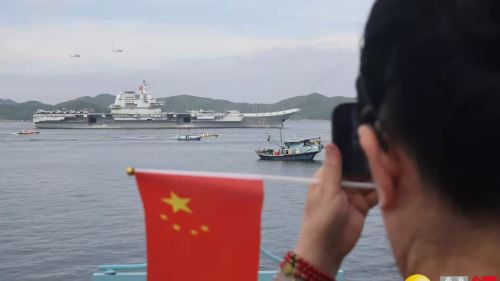 （多圖）山東艦航母編隊來了！有市民揮動國旗歡迎