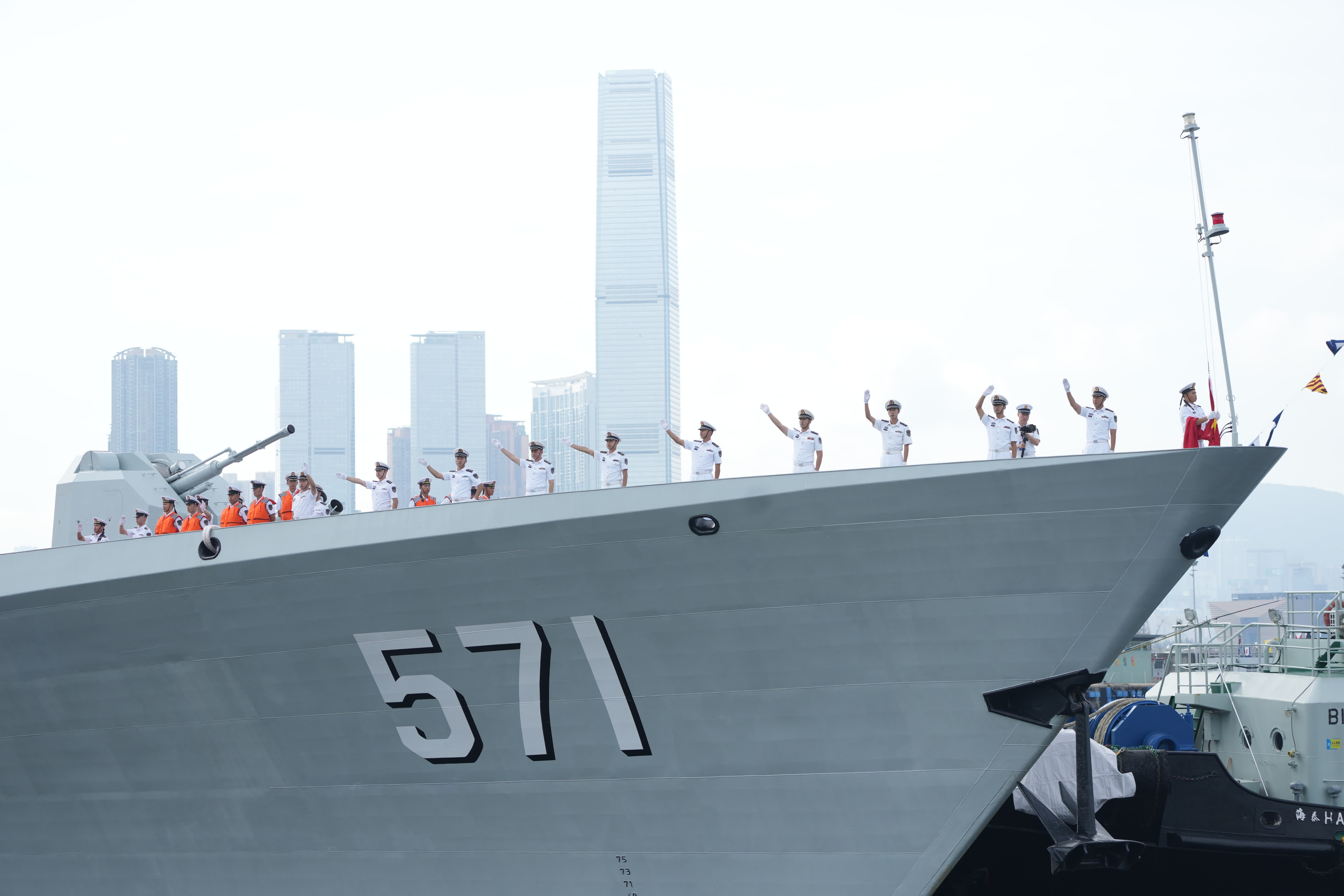 編隊中的導彈護衛艦運城艦進入昂船洲軍營港池。（大公報記者蔡文豪攝）