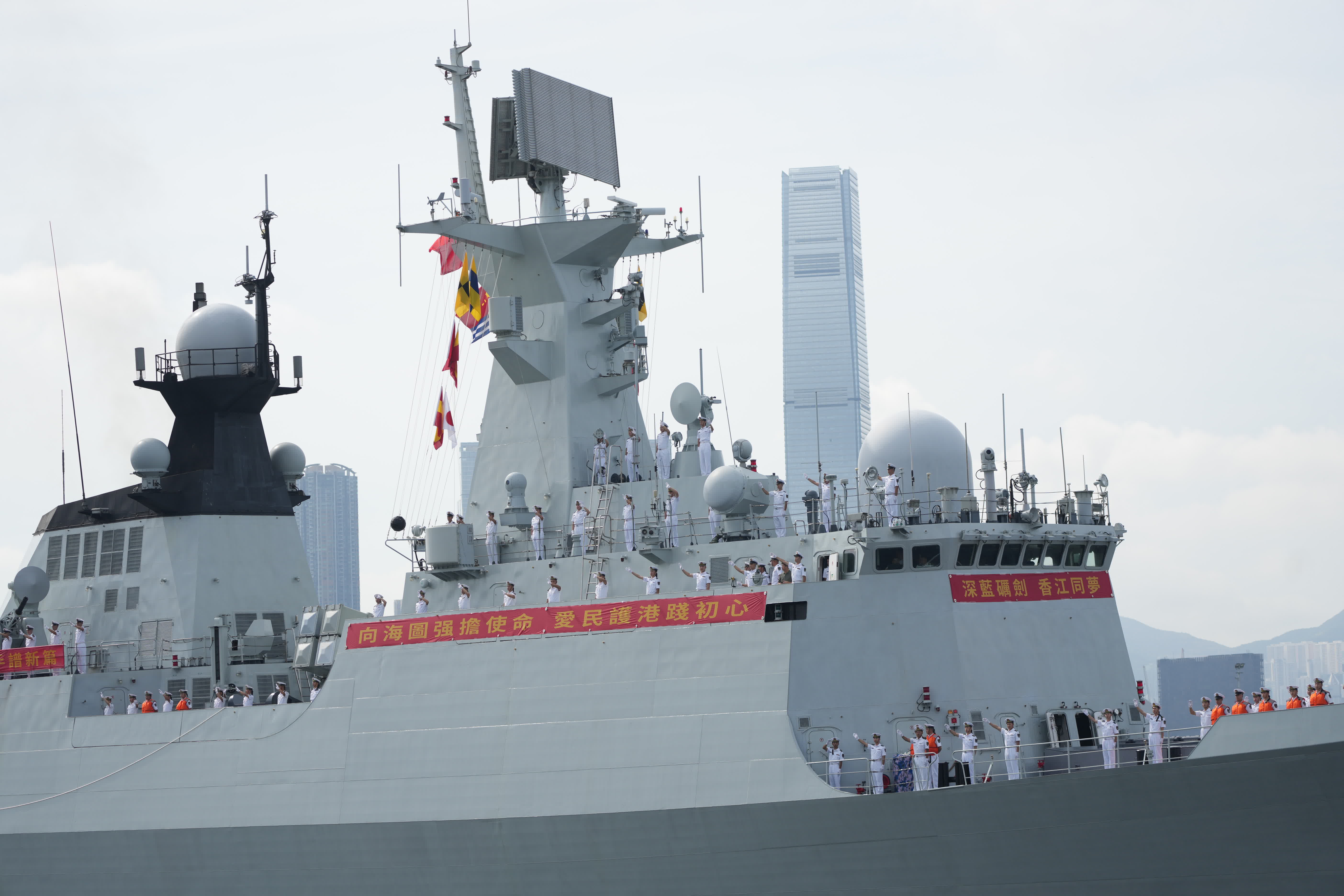 編隊中的導彈護衛艦運城艦進入昂船洲軍營港池。（大公報記者蔡文豪攝）