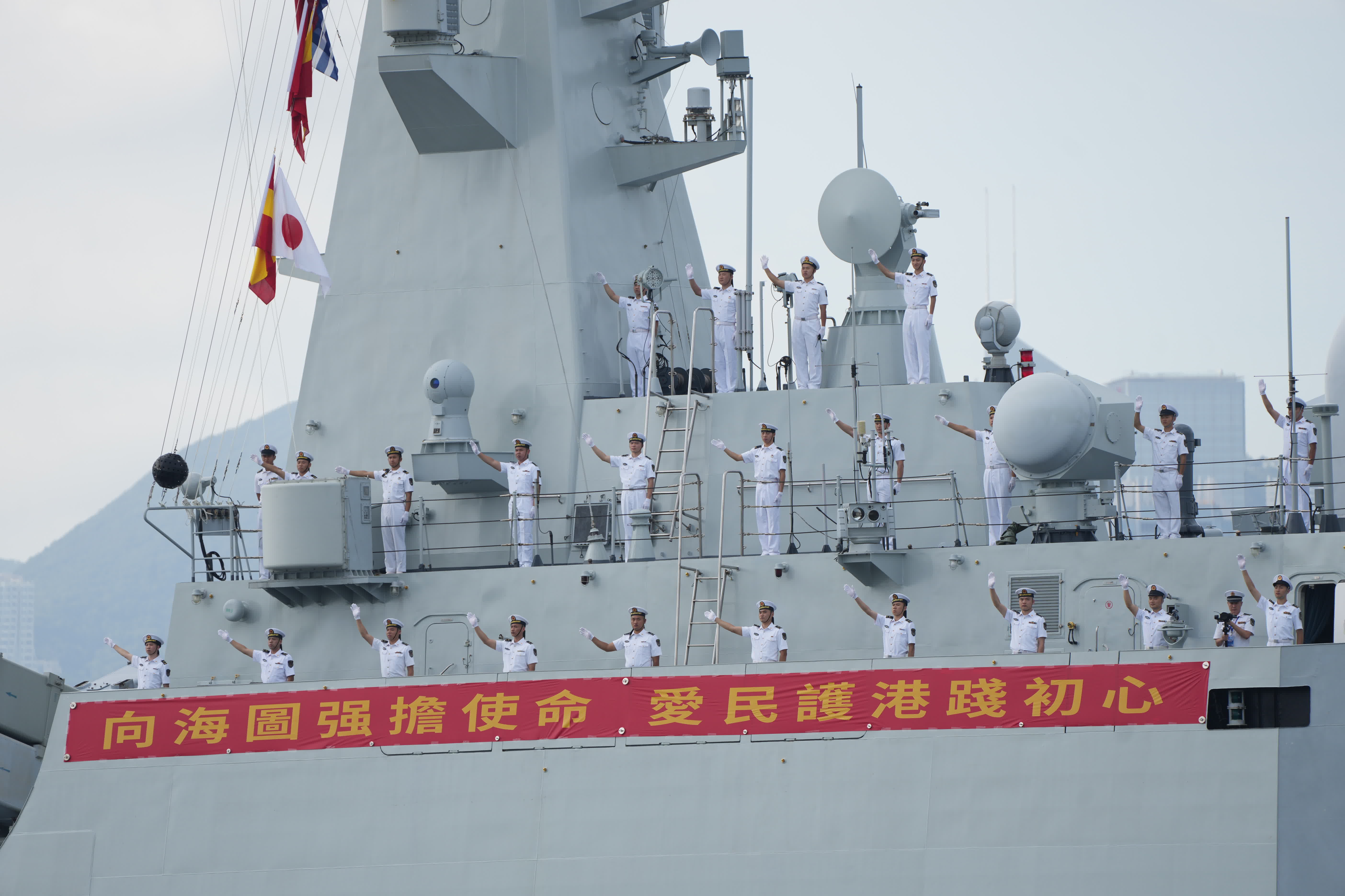 編隊中的導彈護衛艦運城艦進入昂船洲軍營港池。（大公報記者蔡文豪攝）