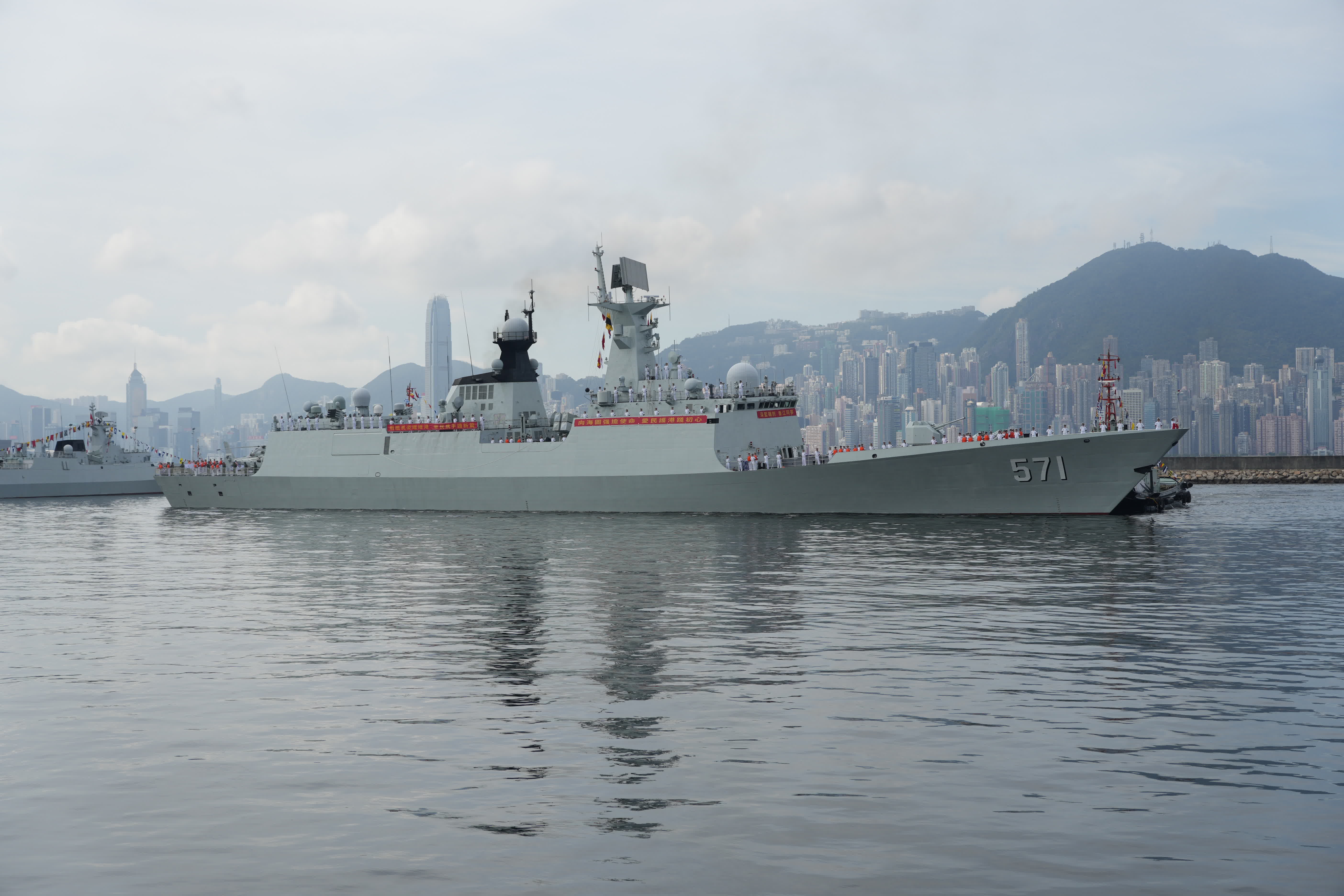 編隊中的導彈護衛艦運城艦進入昂船洲軍營港池。（大公報記者蔡文豪攝）