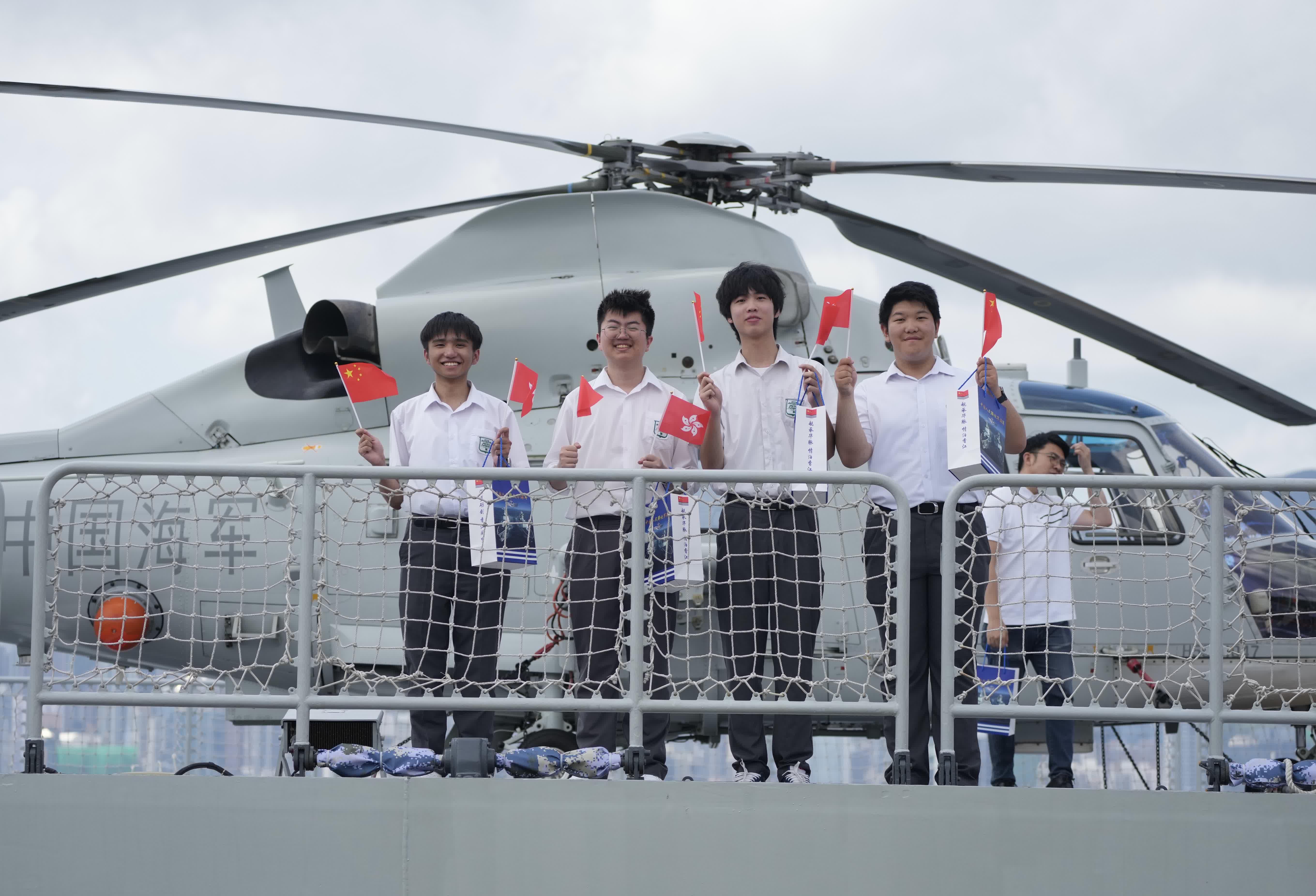 編隊中的導彈護衛艦運城艦進入昂船洲軍營港池。（大公報記者蔡文豪攝）