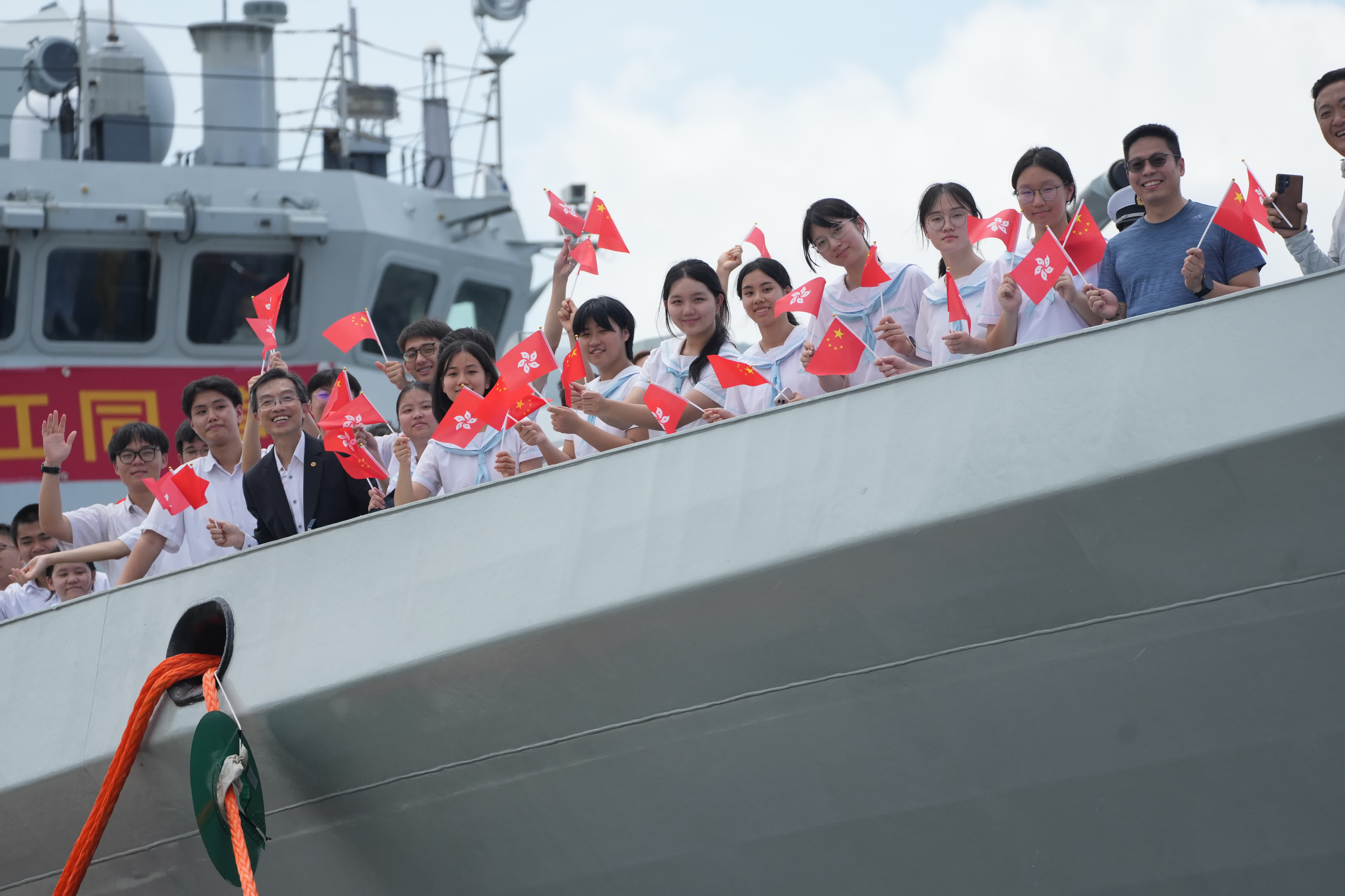 編隊中的導彈護衛艦運城艦進入昂船洲軍營港池。（大公報記者蔡文豪攝）