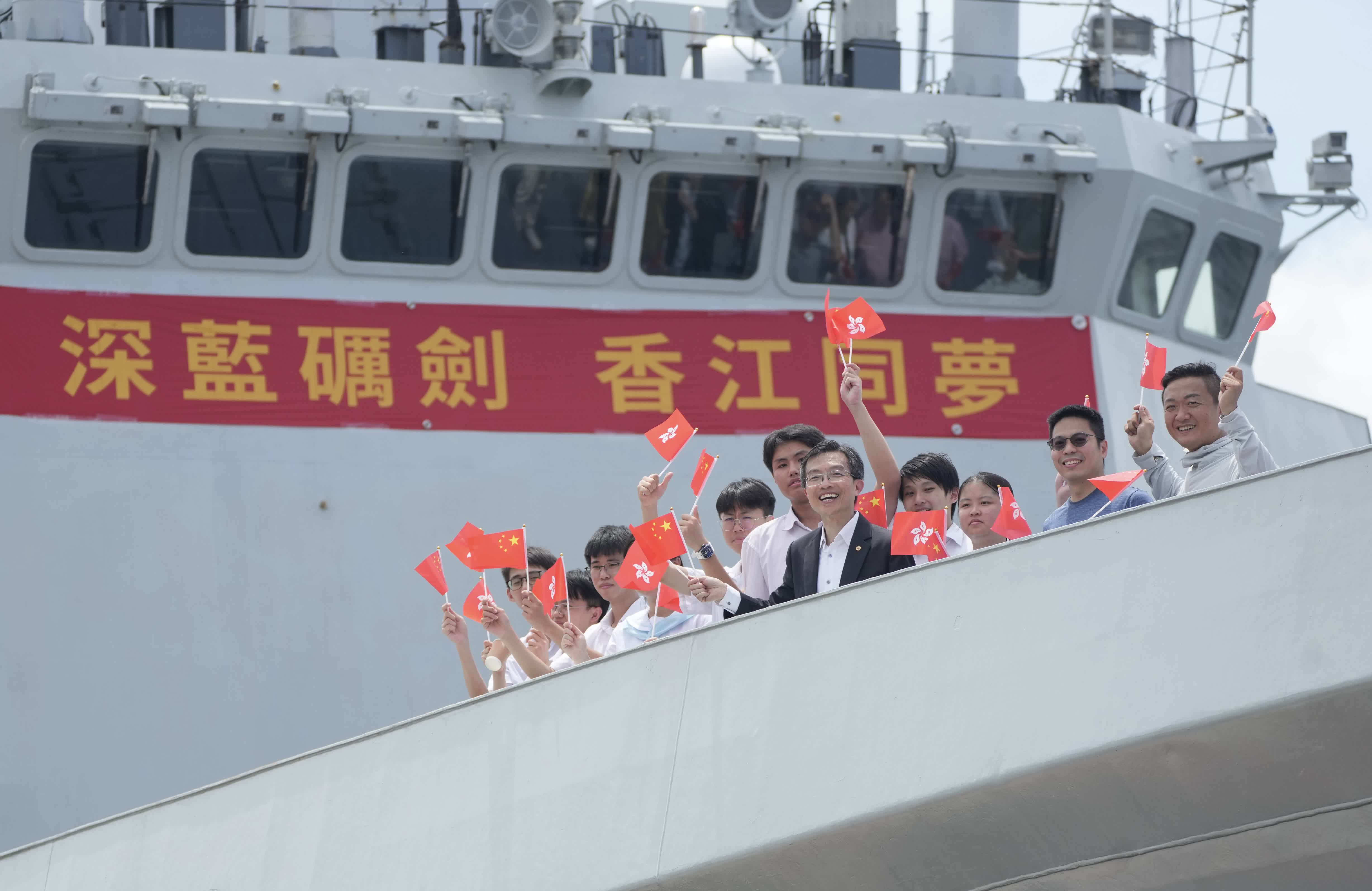 編隊中的導彈護衛艦運城艦進入昂船洲軍營港池。（大公報記者蔡文豪攝）