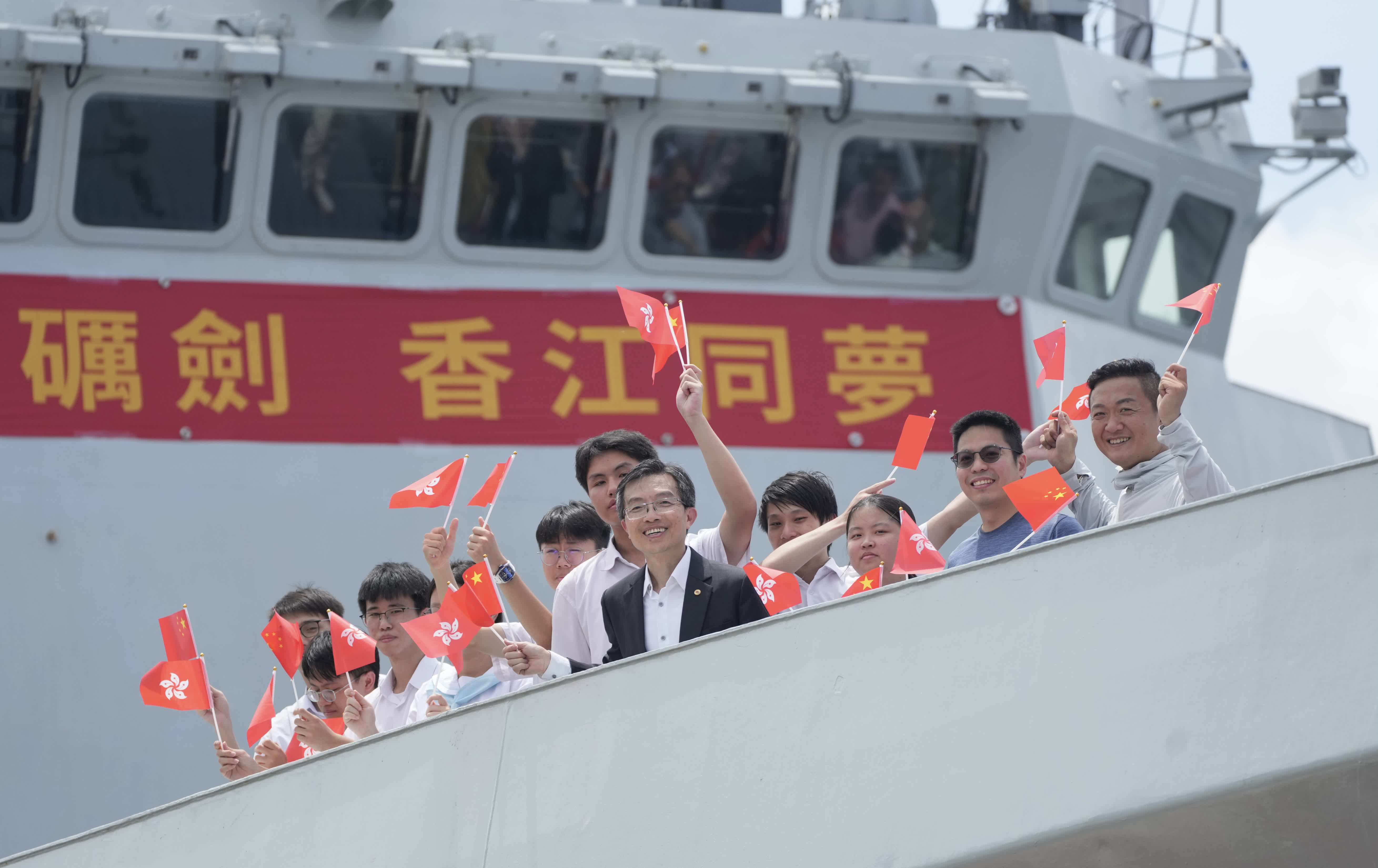 編隊中的導彈護衛艦運城艦進入昂船洲軍營港池。（大公報記者蔡文豪攝）