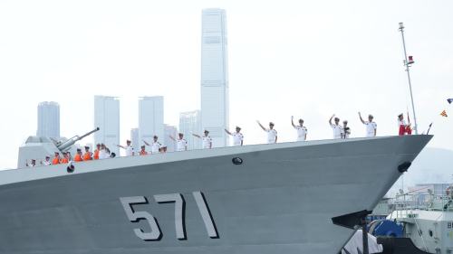運城艦進入昂船洲軍營　艦上官兵向岸邊市民揮手致意