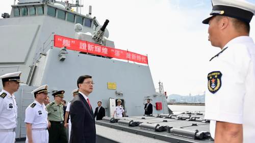 記者手記｜全港聚焦山東艦　海上近距離看航母