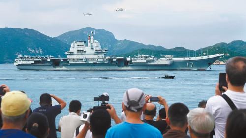 山東艦訪港 | 市民旅客紛霸靚位打卡　「我為強大祖國感到驕傲！」