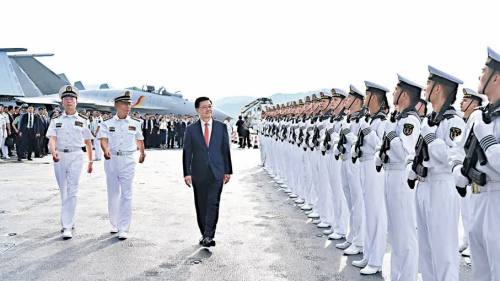 山東艦訪港 | 威武文明之師抵港　特首：熔鑄家國情懷