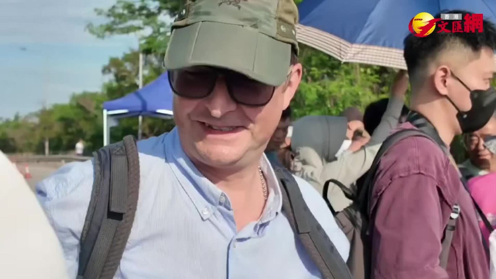 （有片）「我的妻子是中國人, 我支持中國！」義籍港人揮舞五星紅旗 深情致敬中國海軍