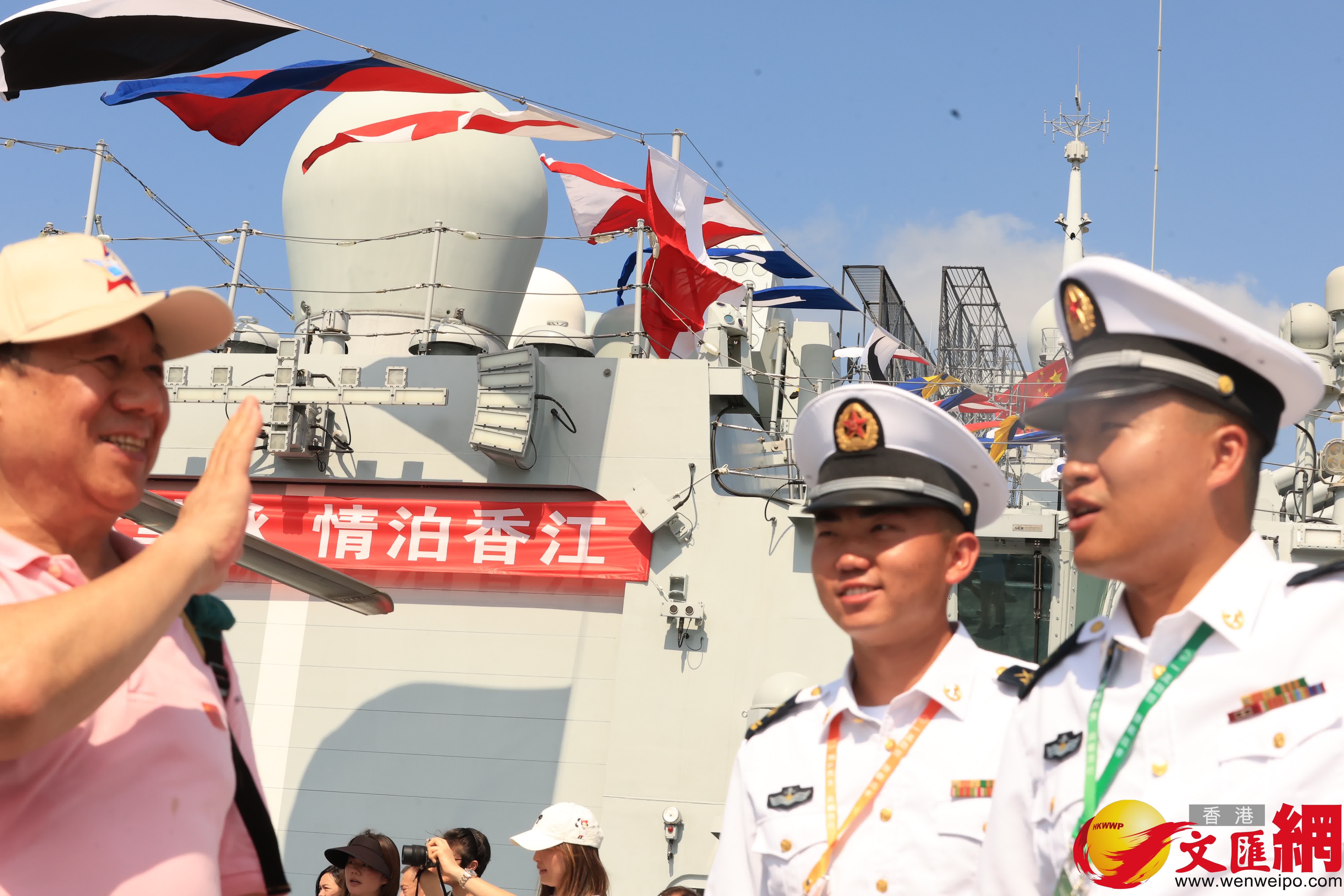 市民都向軍官們打招呼加油打氣。(香港文匯報記者萬霜靈 攝) 市民都向軍官們打招呼加油打氣。(香港文匯報記者萬霜靈 攝)