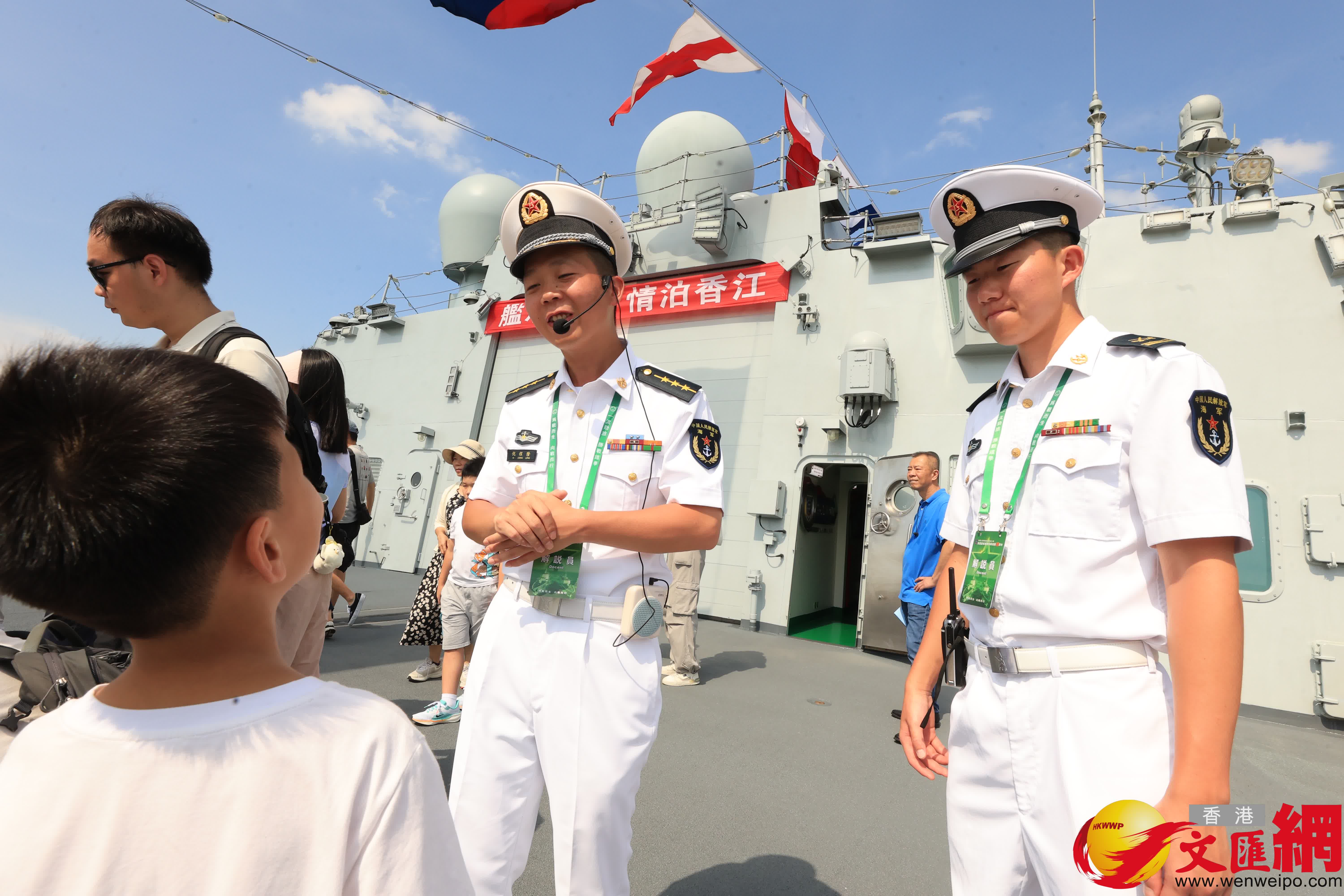 小朋友向海軍官詢問艦艇情況。(香港文匯報記者萬霜靈 攝) 小朋友向海軍官詢問艦艇情況。(香港文匯報記者萬霜靈 攝)