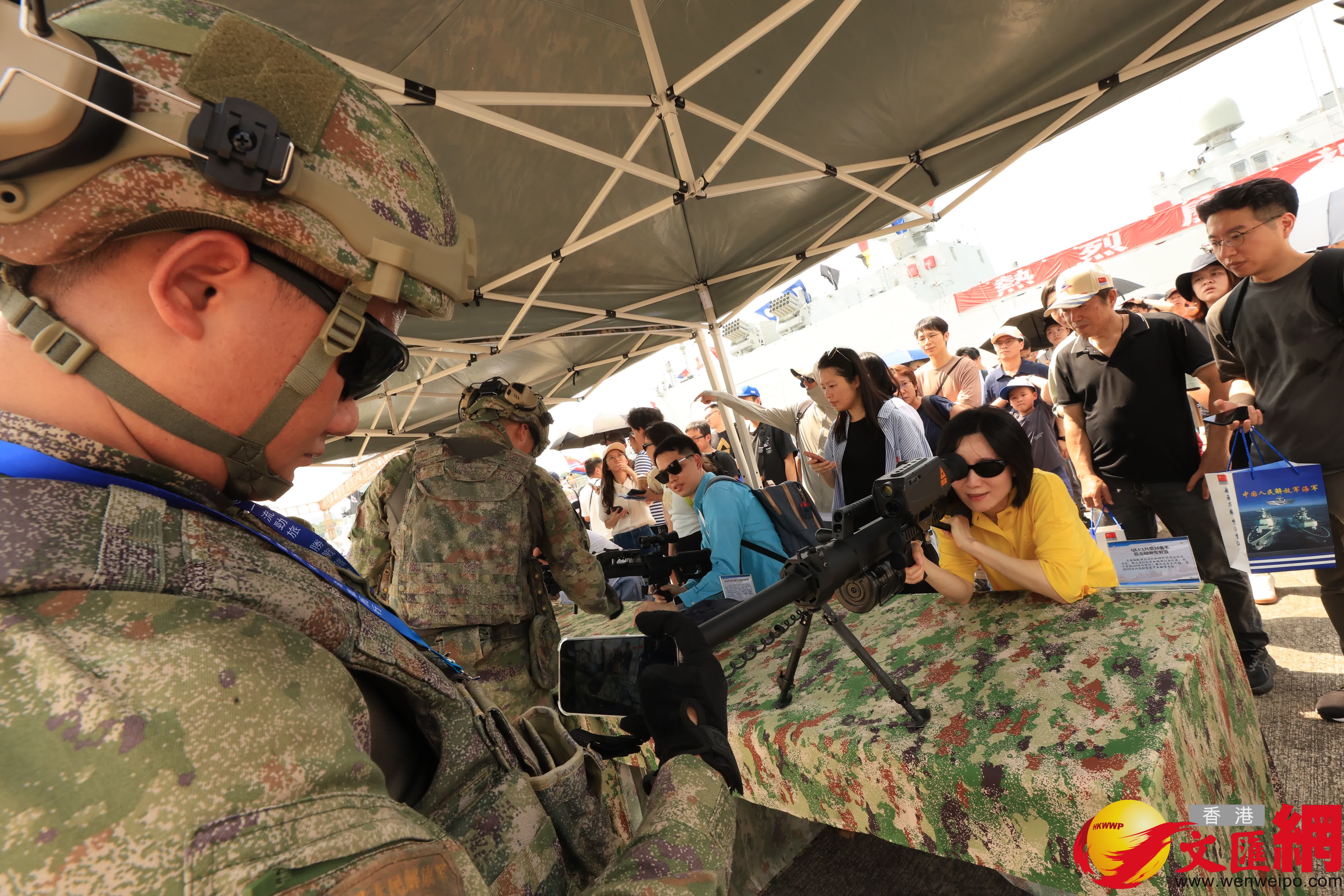 軍營內亦有一些陸軍設施及市民參觀及打卡。(香港文匯報記者萬霜靈 攝) 軍營內亦有一些陸軍設施及市民參觀及打卡。(香港文匯報記者萬霜靈 攝)