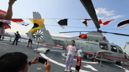 （多圖）山東艦編隊訪港開放首日 大批市民參觀湛江艦、運城艦