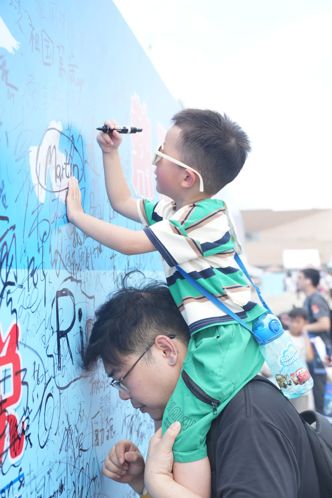 市民蔡先生與兒子在留言板上留言 市民蔡先生與兒子在留言板上留言
