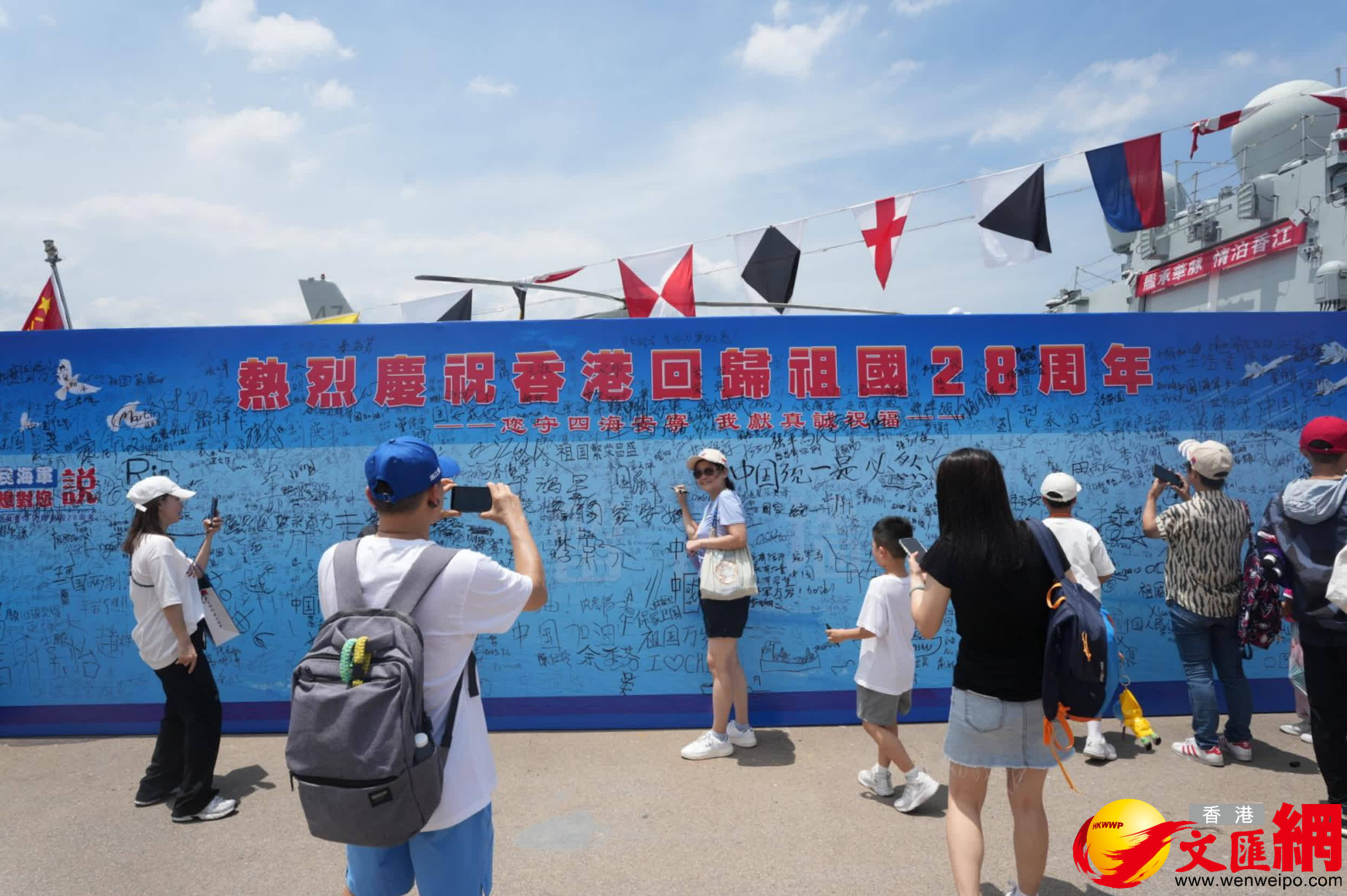 市民在留言板前留影。 市民在留言板前留影。