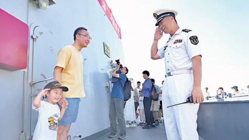 山東艦編隊訪港｜香港市民登艦參觀感自豪　悟國強才有幸福生活
