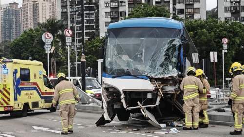 （有片）沙田旅遊巴失控連環撞欄 碎片濺傷途經單車男