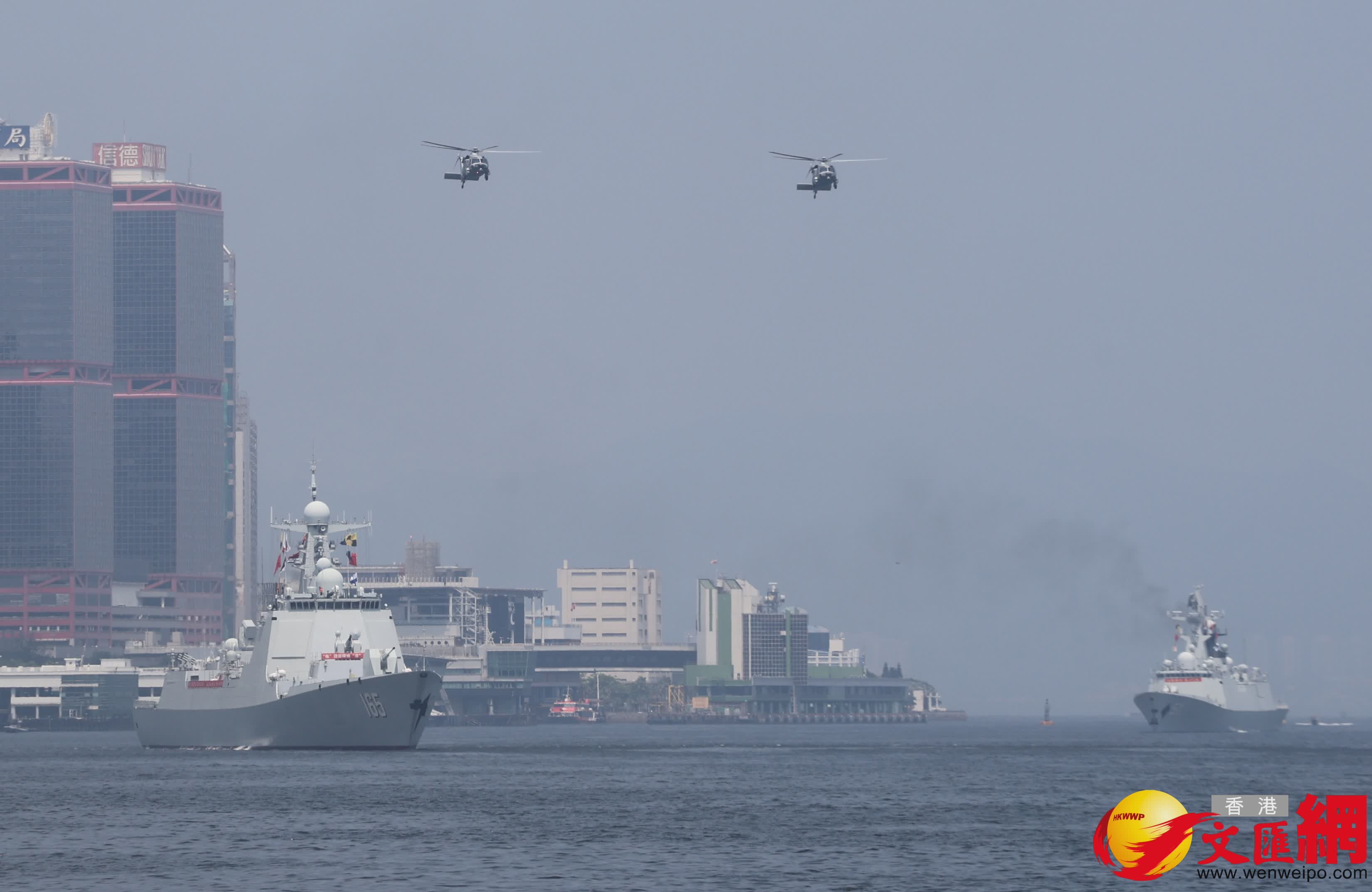 山東艦航空母艦編隊分兩路離港,其中舷號571護衛艦運城艦及舷號165導彈驅逐艦湛江艦改為穿越維港,在鯉魚門離開。(香港文匯報記者郭木又 攝) 山東艦航空母艦編隊分兩路離港,其中舷號571護衛艦運城艦及舷號165導彈驅逐艦湛江艦改為穿越維港,在鯉魚門離開。(香港文匯報記者郭木又 攝)