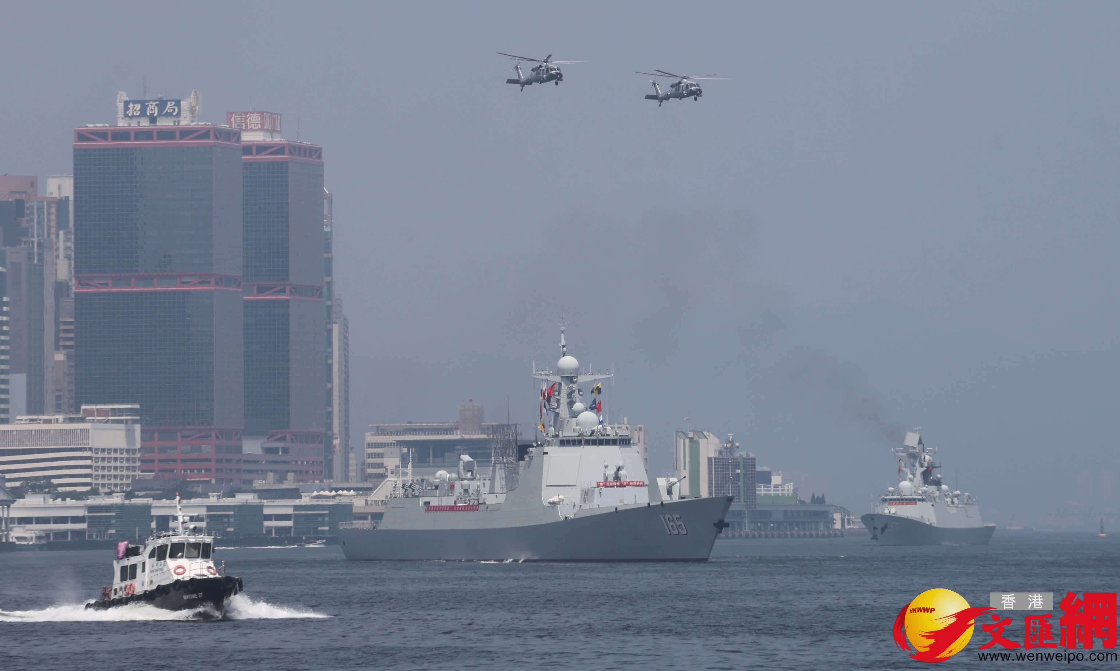 山東艦航空母艦編隊分兩路離港,其中舷號571護衛艦運城艦及舷號165導彈驅逐艦湛江艦改為穿越維港,在鯉魚門離開。(香港文匯報記者郭木又 攝) 山東艦航空母艦編隊分兩路離港,其中舷號571護衛艦運城艦及舷號165導彈驅逐艦湛江艦改為穿越維港,在鯉魚門離開。(香港文匯報記者郭木又 攝)