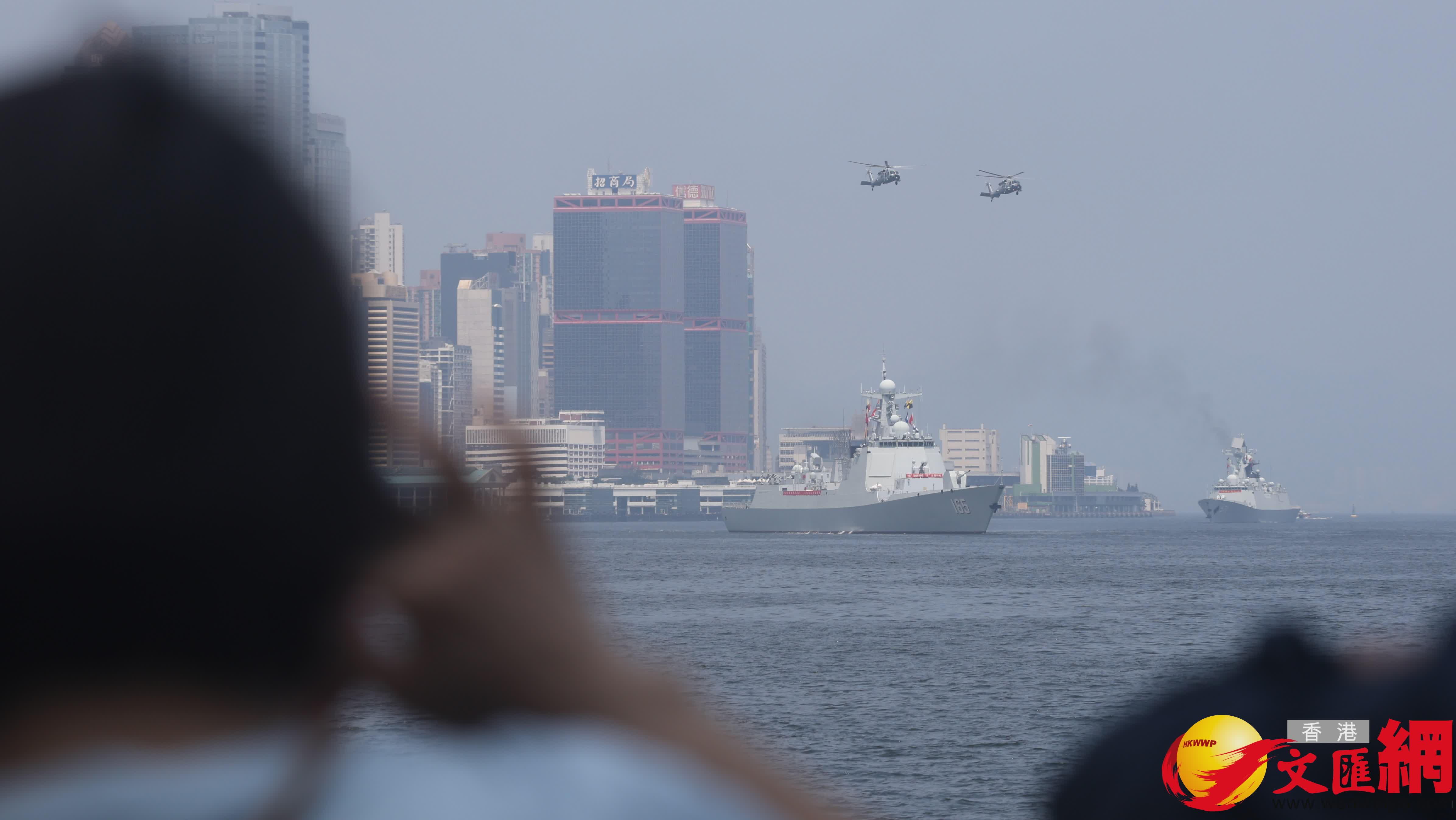 山東艦航空母艦編隊分兩路離港,其中舷號571護衛艦運城艦及舷號165導彈驅逐艦湛江艦改為穿越維港,在鯉魚門離開。(香港文匯報記者郭木又 攝) 山東艦航空母艦編隊分兩路離港,其中舷號571護衛艦運城艦及舷號165導彈驅逐艦湛江艦改為穿越維港,在鯉魚門離開。(香港文匯報記者郭木又 攝)