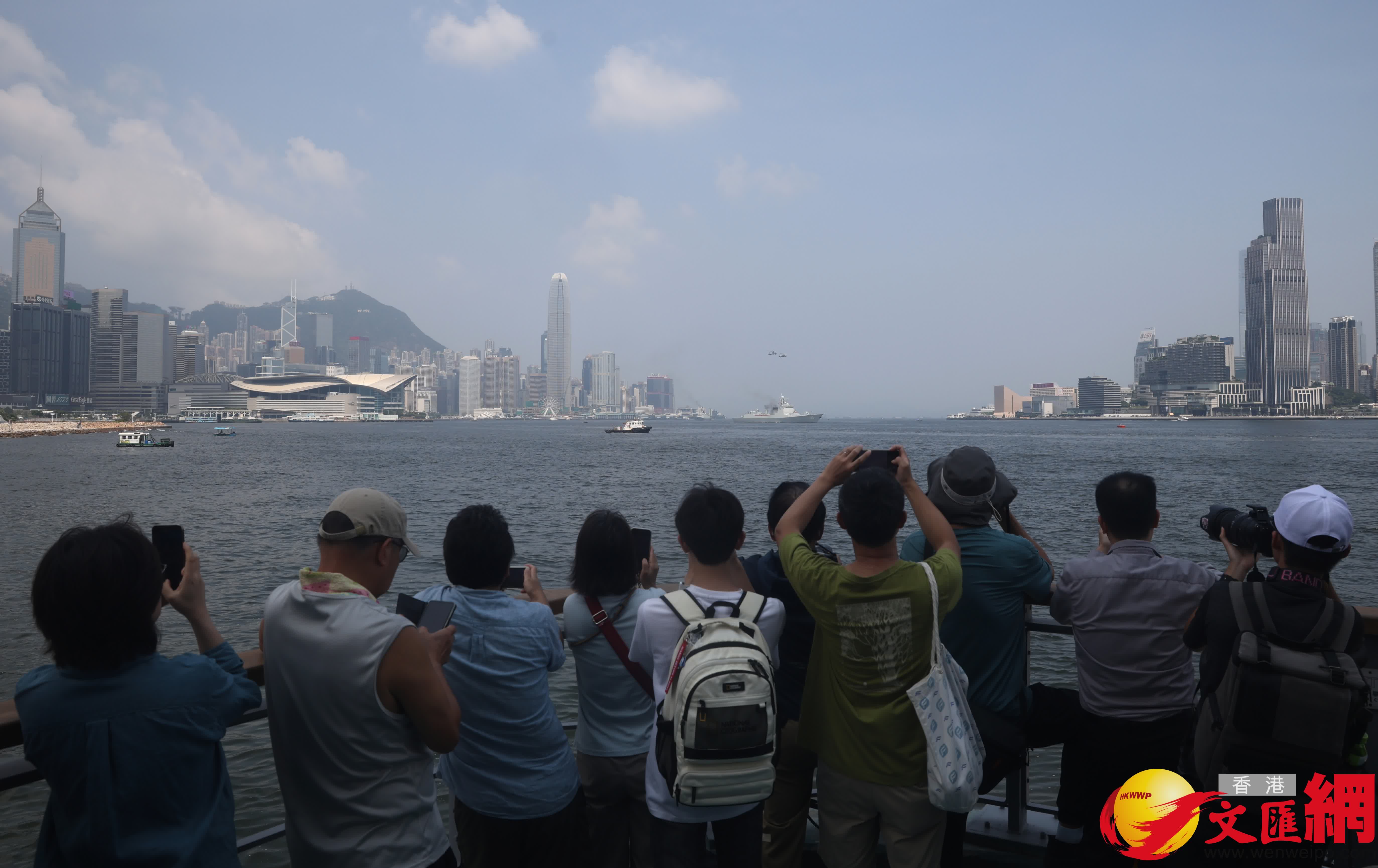 山東艦航空母艦編隊分兩路離港,其中舷號571護衛艦運城艦及舷號165導彈驅逐艦湛江艦改為穿越維港,在鯉魚門離開。(香港文匯報記者郭木又 攝) 山東艦航空母艦編隊分兩路離港,其中舷號571護衛艦運城艦及舷號165導彈驅逐艦湛江艦改為穿越維港,在鯉魚門離開。(香港文匯報記者郭木又 攝)