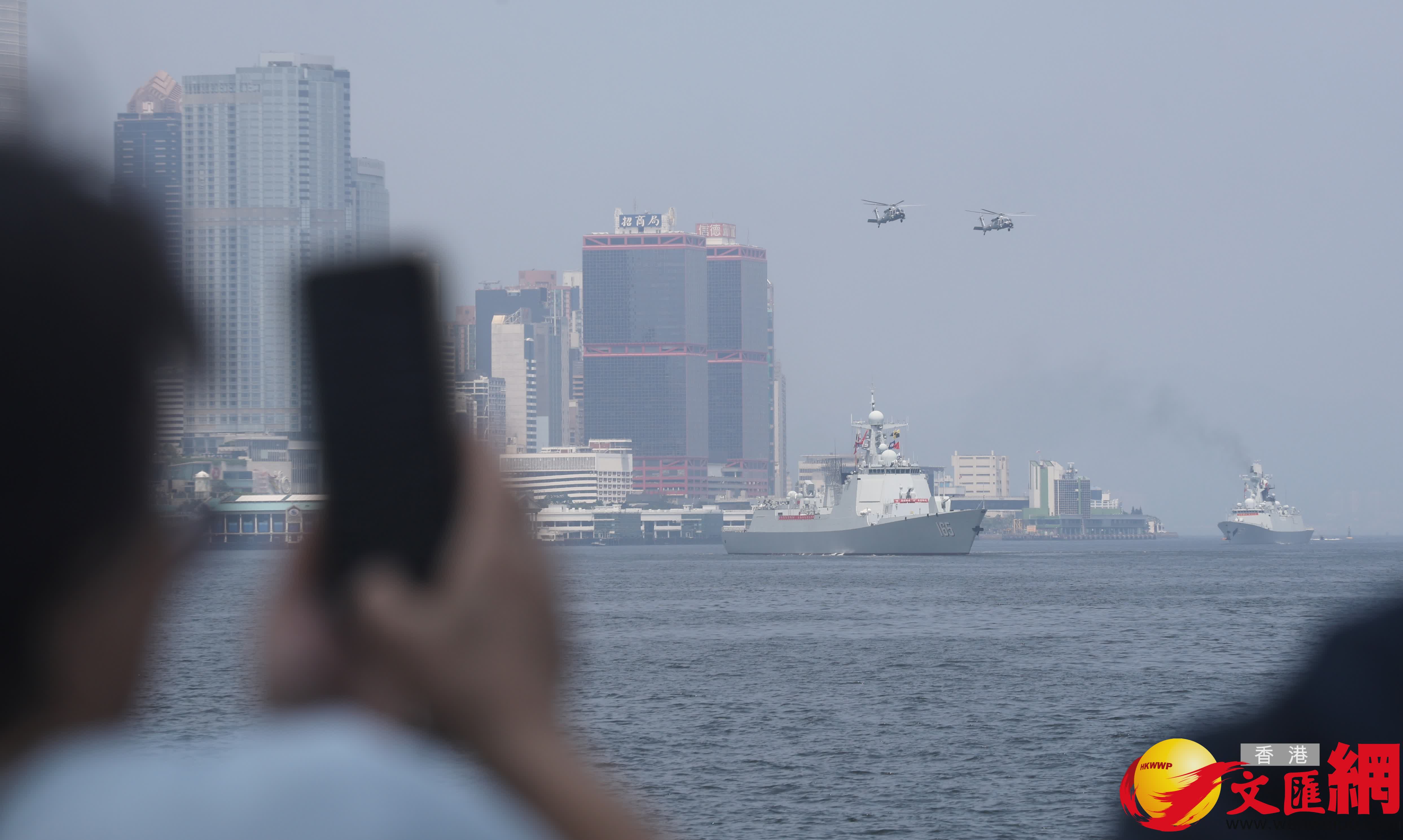 山東艦航空母艦編隊分兩路離港,其中舷號571護衛艦運城艦及舷號165導彈驅逐艦湛江艦改為穿越維港,在鯉魚門離開。(香港文匯報記者郭木又 攝) 山東艦航空母艦編隊分兩路離港,其中舷號571護衛艦運城艦及舷號165導彈驅逐艦湛江艦改為穿越維港,在鯉魚門離開。(香港文匯報記者郭木又 攝)