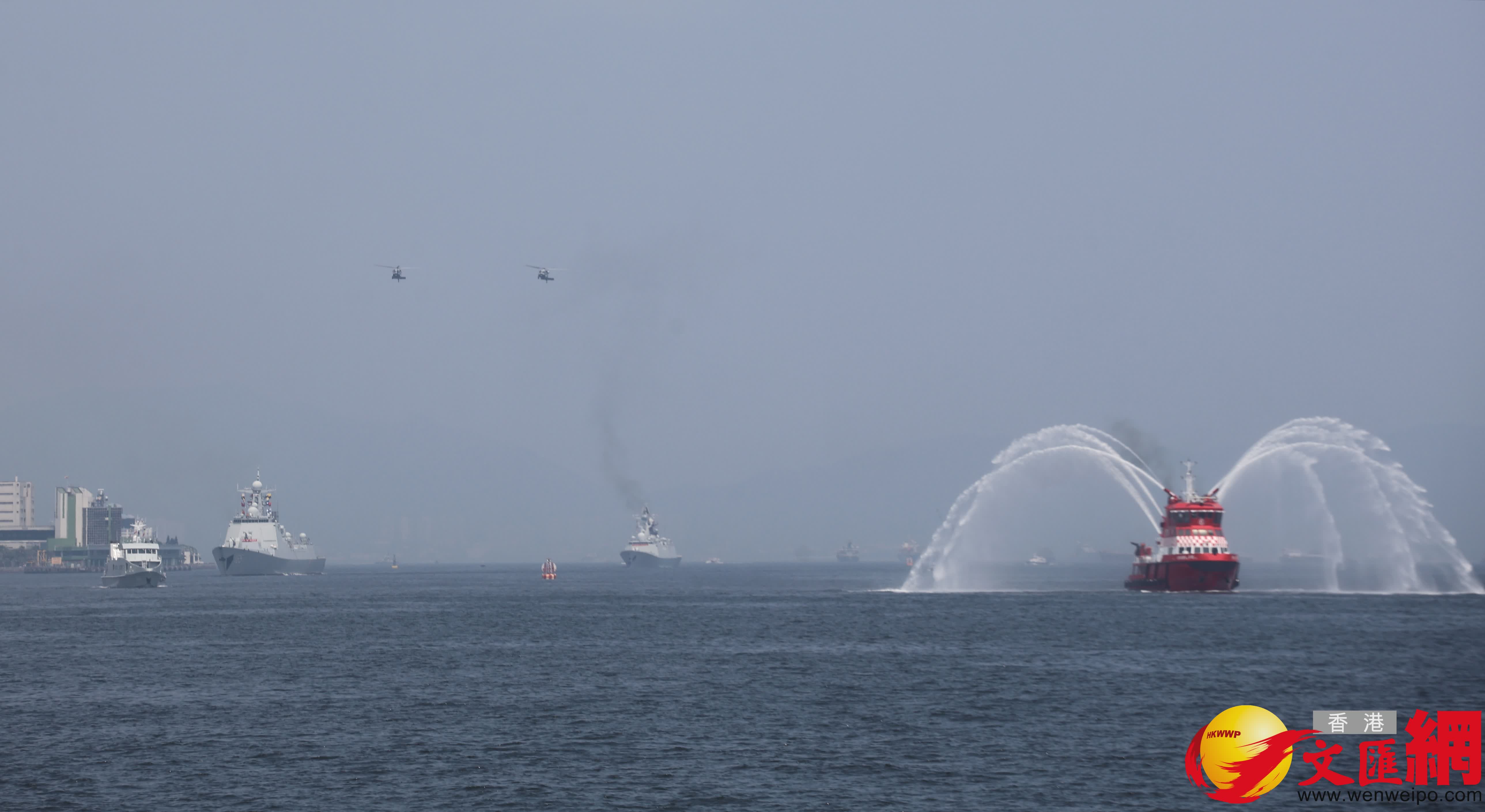 山東艦航空母艦編隊分兩路離港,其中舷號571護衛艦運城艦及舷號165導彈驅逐艦湛江艦改為穿越維港,在鯉魚門離開。(香港文匯報記者郭木又 攝) 山東艦航空母艦編隊分兩路離港,其中舷號571護衛艦運城艦及舷號165導彈驅逐艦湛江艦改為穿越維港,在鯉魚門離開。(香港文匯報記者郭木又 攝)