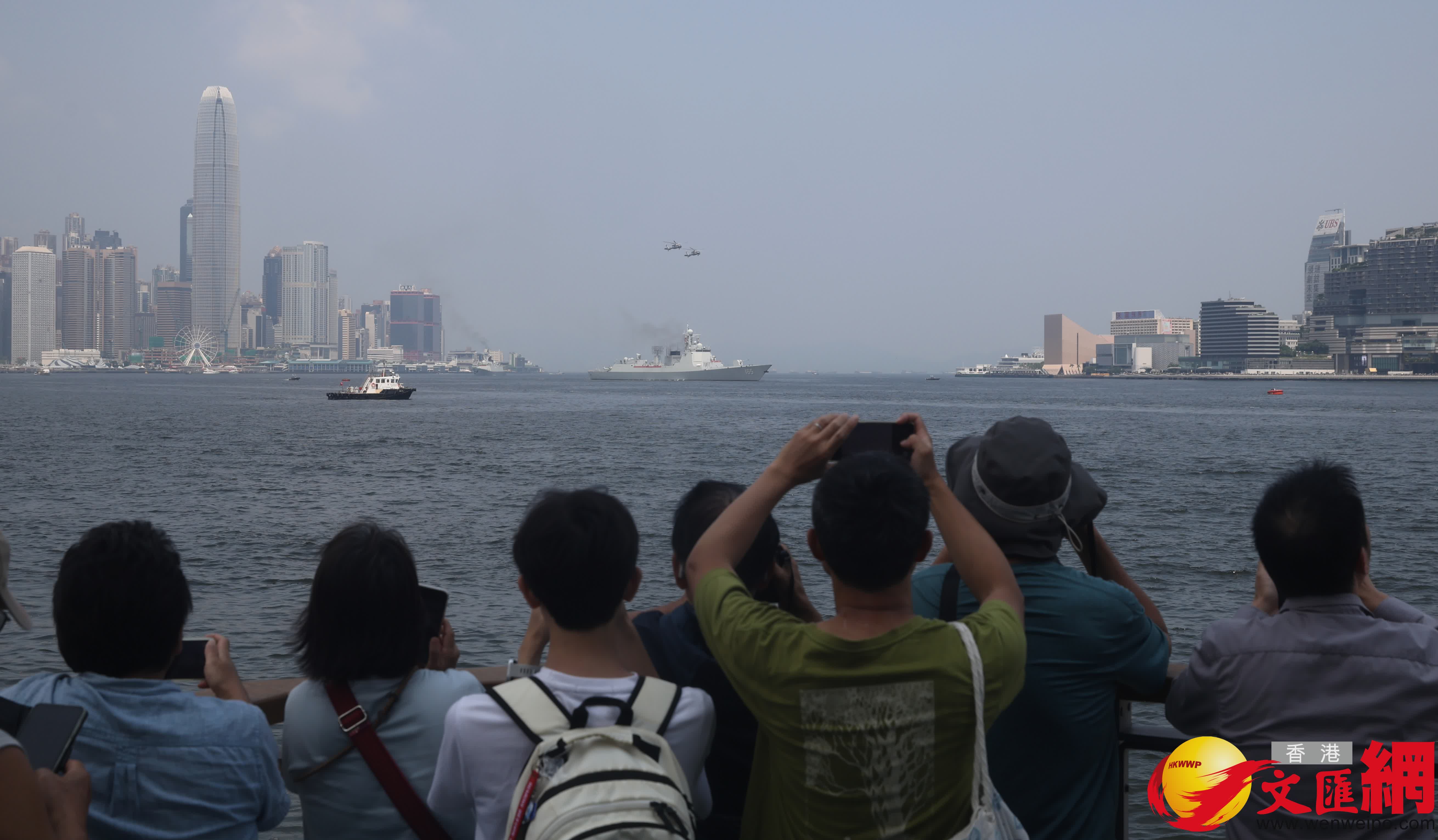 山東艦航空母艦編隊分兩路離港,其中舷號571護衛艦運城艦及舷號165導彈驅逐艦湛江艦改為穿越維港,在鯉魚門離開。(香港文匯報記者郭木又 攝) 山東艦航空母艦編隊分兩路離港,其中舷號571護衛艦運城艦及舷號165導彈驅逐艦湛江艦改為穿越維港,在鯉魚門離開。(香港文匯報記者郭木又 攝)